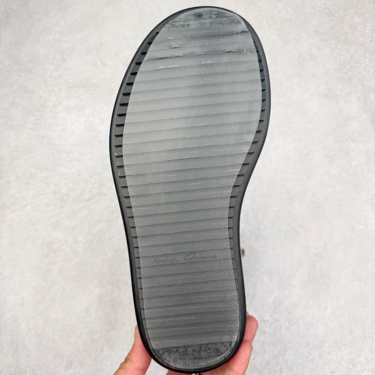 图片[9]-＃DG纯原 Rick Owens Drkshdw 瑞克·欧文斯皮面倒三角高帮时尚厚底运动板鞋 全黑 二级市场已经7K以上 平台客户随意卖四位数 RO广东原厂出品 纯原天花板 原版一比一复刻 冲正绝不翻车 还原度达到百分之98以上 原楦开发纸版版型 ZP拆解原版1：1复模裁片纸版 力求做到0错位 这样才能达到和zp一致的鞋型味道 采用进口cnc数控机床开发对版独家tpu奶香大底 区别于市场所有版本 zp同源全头层粒面小牛皮 达到和zp一致手感 原厂进口细纹布 万邦订购原厂高弹粉红色海绵 内里搭配软质细腻羊皮 TPU高密度大底 软硬度透光度高已经测试和原版一致 尺码：36 37 38 39 40 41 42 43 44 45 46-选品中心