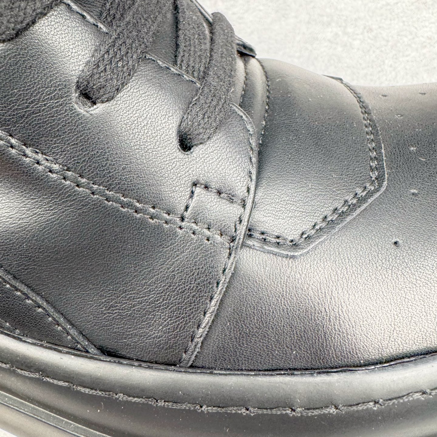 图片[16]-＃DG纯原 Rick Owens Drkshdw 瑞克·欧文斯皮面倒三角高帮时尚厚底运动板鞋 全黑 二级市场已经7K以上 平台客户随意卖四位数 RO广东原厂出品 纯原天花板 原版一比一复刻 冲正绝不翻车 还原度达到百分之98以上 原楦开发纸版版型 ZP拆解原版1：1复模裁片纸版 力求做到0错位 这样才能达到和zp一致的鞋型味道 采用进口cnc数控机床开发对版独家tpu奶香大底 区别于市场所有版本 zp同源全头层粒面小牛皮 达到和zp一致手感 原厂进口细纹布 万邦订购原厂高弹粉红色海绵 内里搭配软质细腻羊皮 TPU高密度大底 软硬度透光度高已经测试和原版一致 尺码：36 37 38 39 40 41 42 43 44 45 46-选品中心