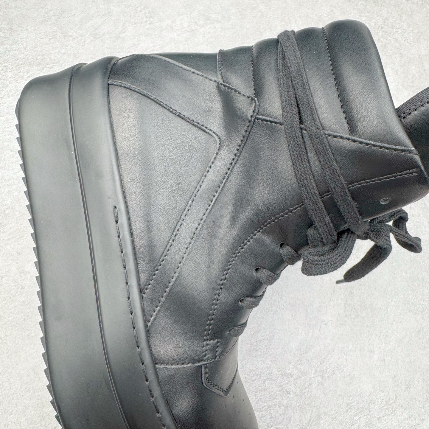 图片[6]-＃DG纯原 Rick Owens Drkshdw 瑞克·欧文斯皮面倒三角高帮时尚厚底运动板鞋 全黑 二级市场已经7K以上 平台客户随意卖四位数 RO广东原厂出品 纯原天花板 原版一比一复刻 冲正绝不翻车 还原度达到百分之98以上 原楦开发纸版版型 ZP拆解原版1：1复模裁片纸版 力求做到0错位 这样才能达到和zp一致的鞋型味道 采用进口cnc数控机床开发对版独家tpu奶香大底 区别于市场所有版本 zp同源全头层粒面小牛皮 达到和zp一致手感 原厂进口细纹布 万邦订购原厂高弹粉红色海绵 内里搭配软质细腻羊皮 TPU高密度大底 软硬度透光度高已经测试和原版一致 尺码：36 37 38 39 40 41 42 43 44 45 46-选品中心