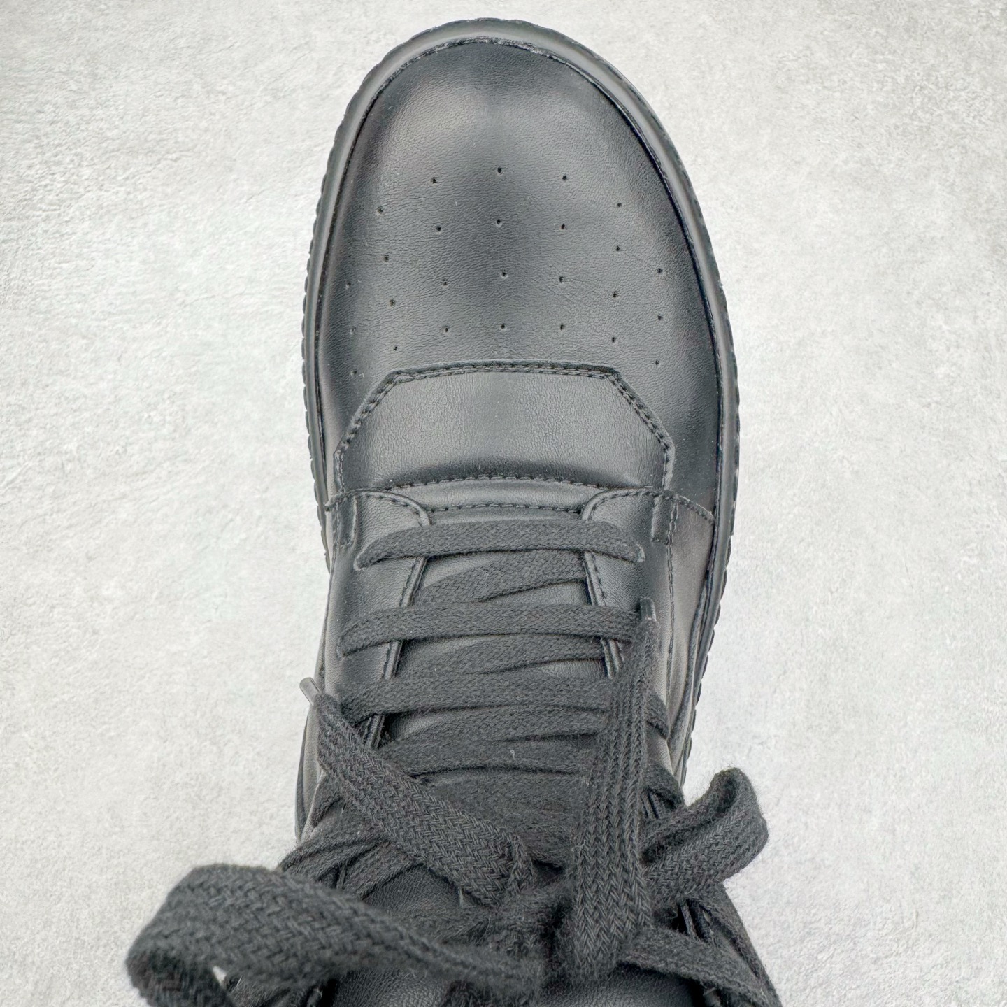 图片[4]-＃DG纯原 Rick Owens Drkshdw 瑞克·欧文斯皮面倒三角高帮时尚厚底运动板鞋 全黑 二级市场已经7K以上 平台客户随意卖四位数 RO广东原厂出品 纯原天花板 原版一比一复刻 冲正绝不翻车 还原度达到百分之98以上 原楦开发纸版版型 ZP拆解原版1：1复模裁片纸版 力求做到0错位 这样才能达到和zp一致的鞋型味道 采用进口cnc数控机床开发对版独家tpu奶香大底 区别于市场所有版本 zp同源全头层粒面小牛皮 达到和zp一致手感 原厂进口细纹布 万邦订购原厂高弹粉红色海绵 内里搭配软质细腻羊皮 TPU高密度大底 软硬度透光度高已经测试和原版一致 尺码：36 37 38 39 40 41 42 43 44 45 46-选品中心