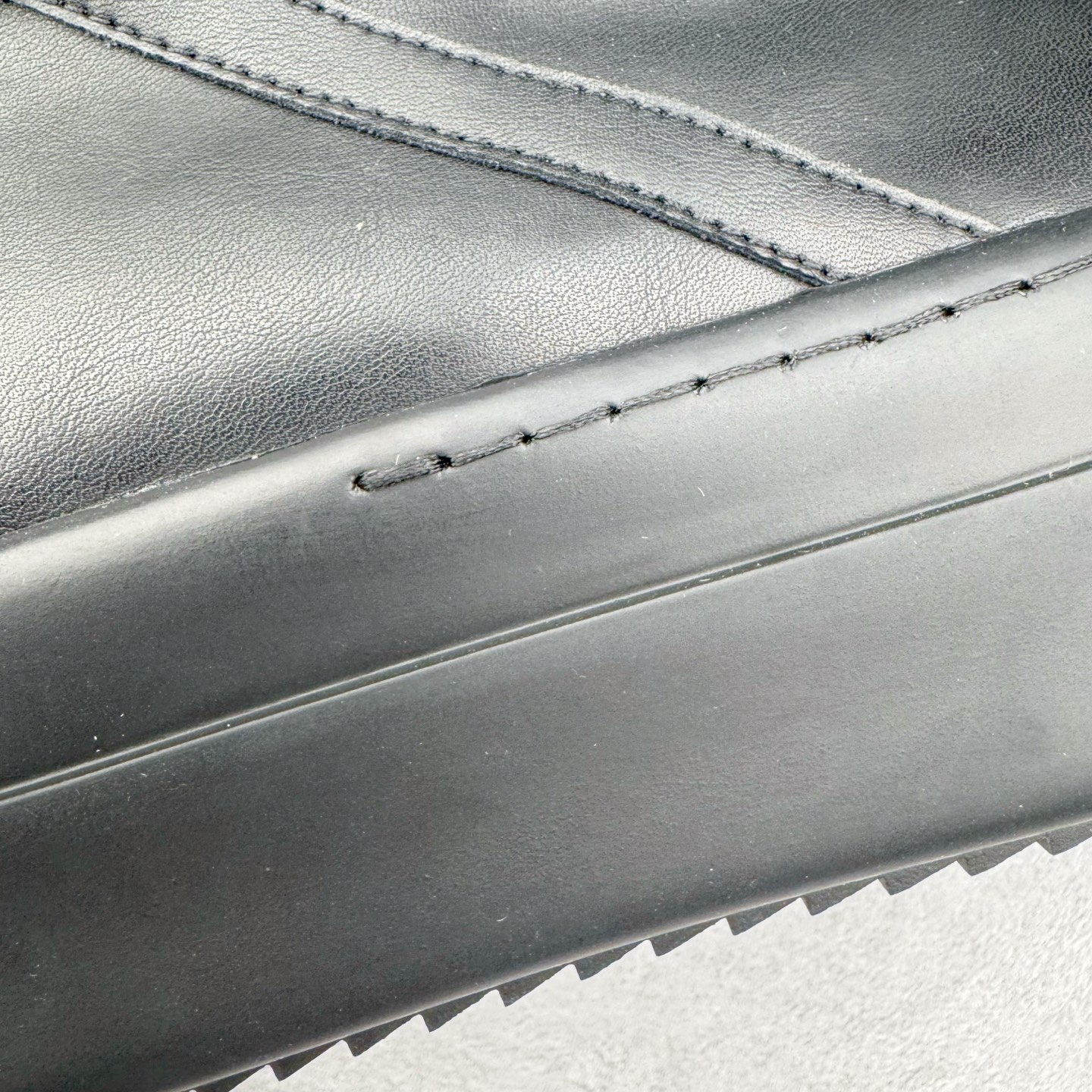 图片[18]-＃DG纯原 Rick Owens Drkshdw 瑞克·欧文斯皮面倒三角高帮时尚厚底运动板鞋 全黑 二级市场已经7K以上 平台客户随意卖四位数 RO广东原厂出品 纯原天花板 原版一比一复刻 冲正绝不翻车 还原度达到百分之98以上 原楦开发纸版版型 ZP拆解原版1：1复模裁片纸版 力求做到0错位 这样才能达到和zp一致的鞋型味道 采用进口cnc数控机床开发对版独家tpu奶香大底 区别于市场所有版本 zp同源全头层粒面小牛皮 达到和zp一致手感 原厂进口细纹布 万邦订购原厂高弹粉红色海绵 内里搭配软质细腻羊皮 TPU高密度大底 软硬度透光度高已经测试和原版一致 尺码：36 37 38 39 40 41 42 43 44 45 46-选品中心