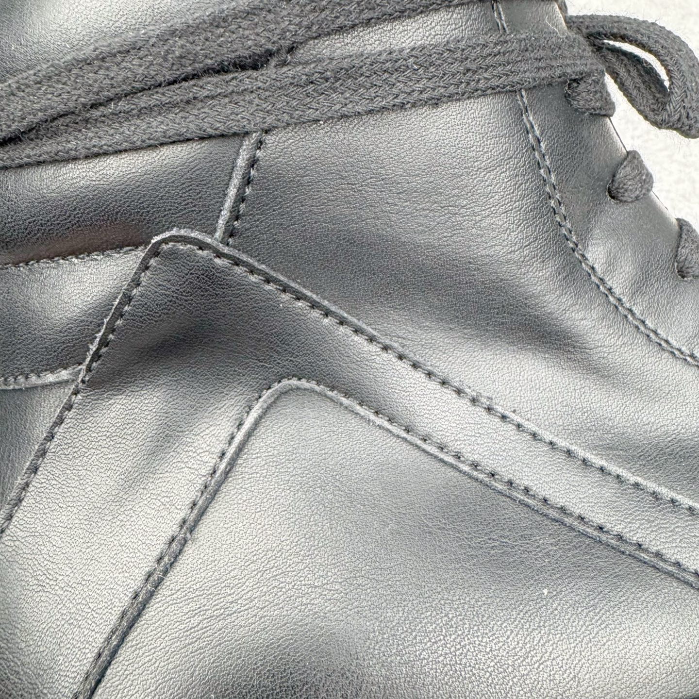 图片[17]-＃DG纯原 Rick Owens Drkshdw 瑞克·欧文斯皮面倒三角高帮时尚厚底运动板鞋 全黑 二级市场已经7K以上 平台客户随意卖四位数 RO广东原厂出品 纯原天花板 原版一比一复刻 冲正绝不翻车 还原度达到百分之98以上 原楦开发纸版版型 ZP拆解原版1：1复模裁片纸版 力求做到0错位 这样才能达到和zp一致的鞋型味道 采用进口cnc数控机床开发对版独家tpu奶香大底 区别于市场所有版本 zp同源全头层粒面小牛皮 达到和zp一致手感 原厂进口细纹布 万邦订购原厂高弹粉红色海绵 内里搭配软质细腻羊皮 TPU高密度大底 软硬度透光度高已经测试和原版一致 尺码：36 37 38 39 40 41 42 43 44 45 46-选品中心