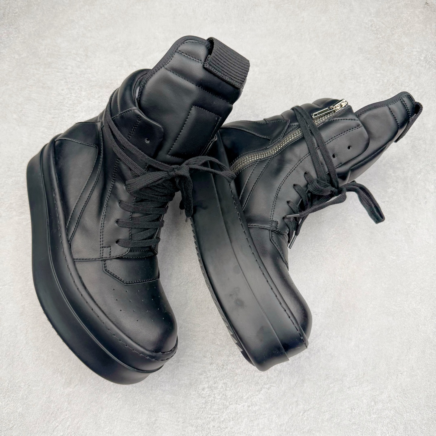 图片[3]-＃DG纯原 Rick Owens Drkshdw 瑞克·欧文斯皮面倒三角高帮时尚厚底运动板鞋 全黑 二级市场已经7K以上 平台客户随意卖四位数 RO广东原厂出品 纯原天花板 原版一比一复刻 冲正绝不翻车 还原度达到百分之98以上 原楦开发纸版版型 ZP拆解原版1：1复模裁片纸版 力求做到0错位 这样才能达到和zp一致的鞋型味道 采用进口cnc数控机床开发对版独家tpu奶香大底 区别于市场所有版本 zp同源全头层粒面小牛皮 达到和zp一致手感 原厂进口细纹布 万邦订购原厂高弹粉红色海绵 内里搭配软质细腻羊皮 TPU高密度大底 软硬度透光度高已经测试和原版一致 尺码：36 37 38 39 40 41 42 43 44 45 46-选品中心