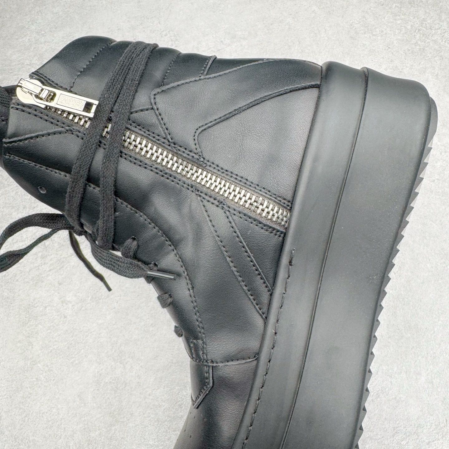 图片[7]-＃DG纯原 Rick Owens Drkshdw 瑞克·欧文斯皮面倒三角高帮时尚厚底运动板鞋 全黑 二级市场已经7K以上 平台客户随意卖四位数 RO广东原厂出品 纯原天花板 原版一比一复刻 冲正绝不翻车 还原度达到百分之98以上 原楦开发纸版版型 ZP拆解原版1：1复模裁片纸版 力求做到0错位 这样才能达到和zp一致的鞋型味道 采用进口cnc数控机床开发对版独家tpu奶香大底 区别于市场所有版本 zp同源全头层粒面小牛皮 达到和zp一致手感 原厂进口细纹布 万邦订购原厂高弹粉红色海绵 内里搭配软质细腻羊皮 TPU高密度大底 软硬度透光度高已经测试和原版一致 尺码：36 37 38 39 40 41 42 43 44 45 46-选品中心