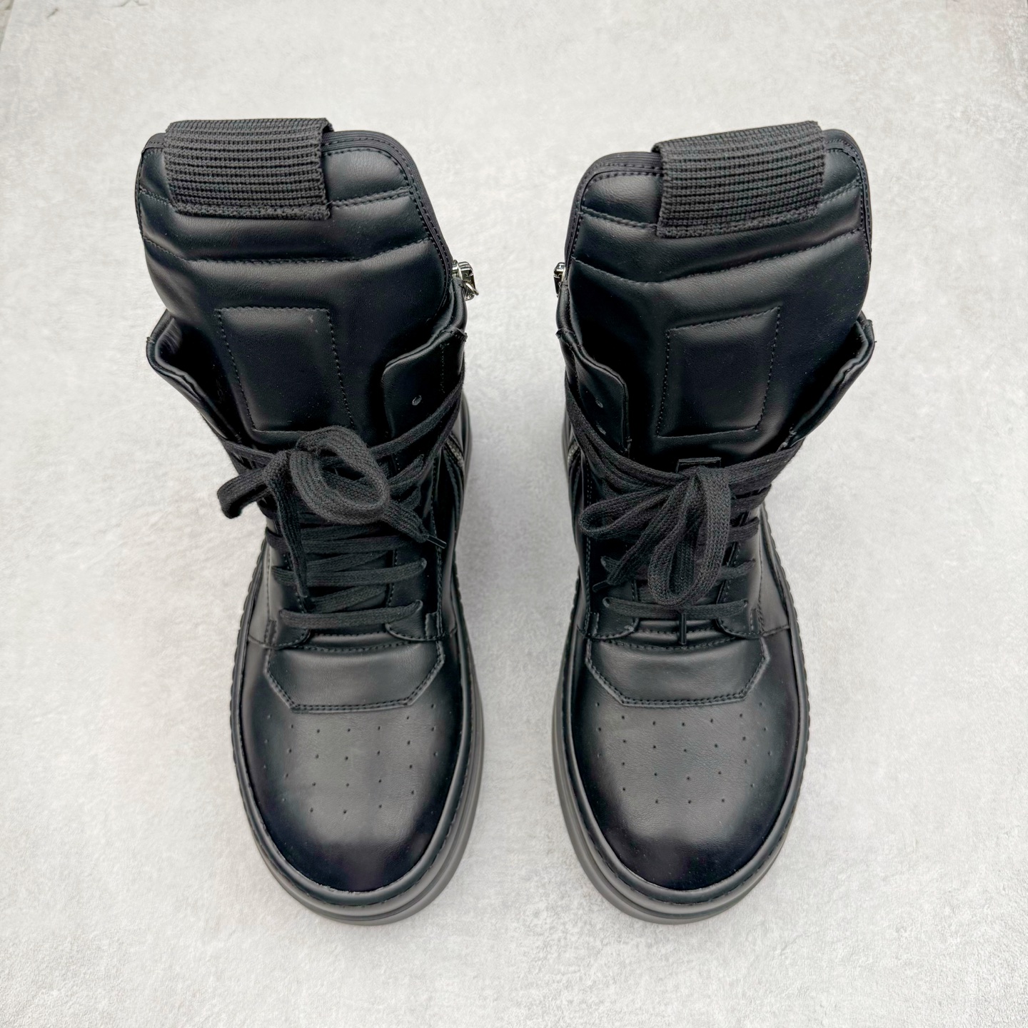 图片[2]-＃DG纯原 Rick Owens Drkshdw 瑞克·欧文斯皮面倒三角高帮时尚厚底运动板鞋 全黑 二级市场已经7K以上 平台客户随意卖四位数 RO广东原厂出品 纯原天花板 原版一比一复刻 冲正绝不翻车 还原度达到百分之98以上 原楦开发纸版版型 ZP拆解原版1：1复模裁片纸版 力求做到0错位 这样才能达到和zp一致的鞋型味道 采用进口cnc数控机床开发对版独家tpu奶香大底 区别于市场所有版本 zp同源全头层粒面小牛皮 达到和zp一致手感 原厂进口细纹布 万邦订购原厂高弹粉红色海绵 内里搭配软质细腻羊皮 TPU高密度大底 软硬度透光度高已经测试和原版一致 尺码：36 37 38 39 40 41 42 43 44 45 46-选品中心