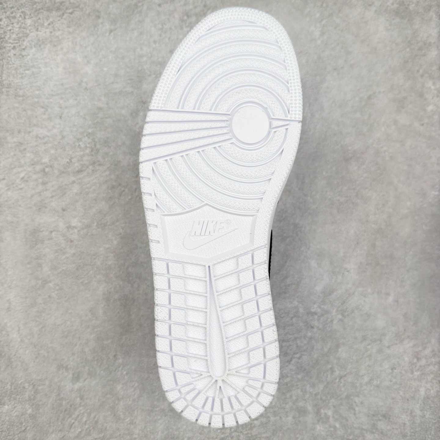 图片[9]-＃KZ神版莞产 Fragment Design x Union x Air Jordan AJ1 Retro High NRG 三方联名四色拼接闪电黑白蓝 DZ5485-041 外贸特供批次 终端控货优势输出 新配色不断更新开发 市场中端王者 全套原纸板楦头开发 确保原汁原味 完美呈现一代版型 一比一鞋头弧度高度鞋身弧度 此版本只针对中端市场 细节品控鞋型随意秒杀市面同价位 鞋型完美 不臃肿别扭 头层皮料加持 用料绝不含糊 进口玻璃冲刀皮料裁剪零毛边 电脑针车工艺 超高鞋面清洁度 最高QC检验标准 控制溢胶瑕疵 原盒原配 飞翼3D高频深度立体 工艺方面大到整体鞋型 漏斗收腰 底线拉帮 LOGO立体程度 小到针眼排布 载片对称 冲孔效果 鞋标规范 鞋垫背胶等等 无一不是口碑收割 每双都是一个回头客 尺码：36 36.5 37.5 38 38.5 39 40 40.5 41 42 42.5 43 44 44.5 45 46 47.5-选品中心