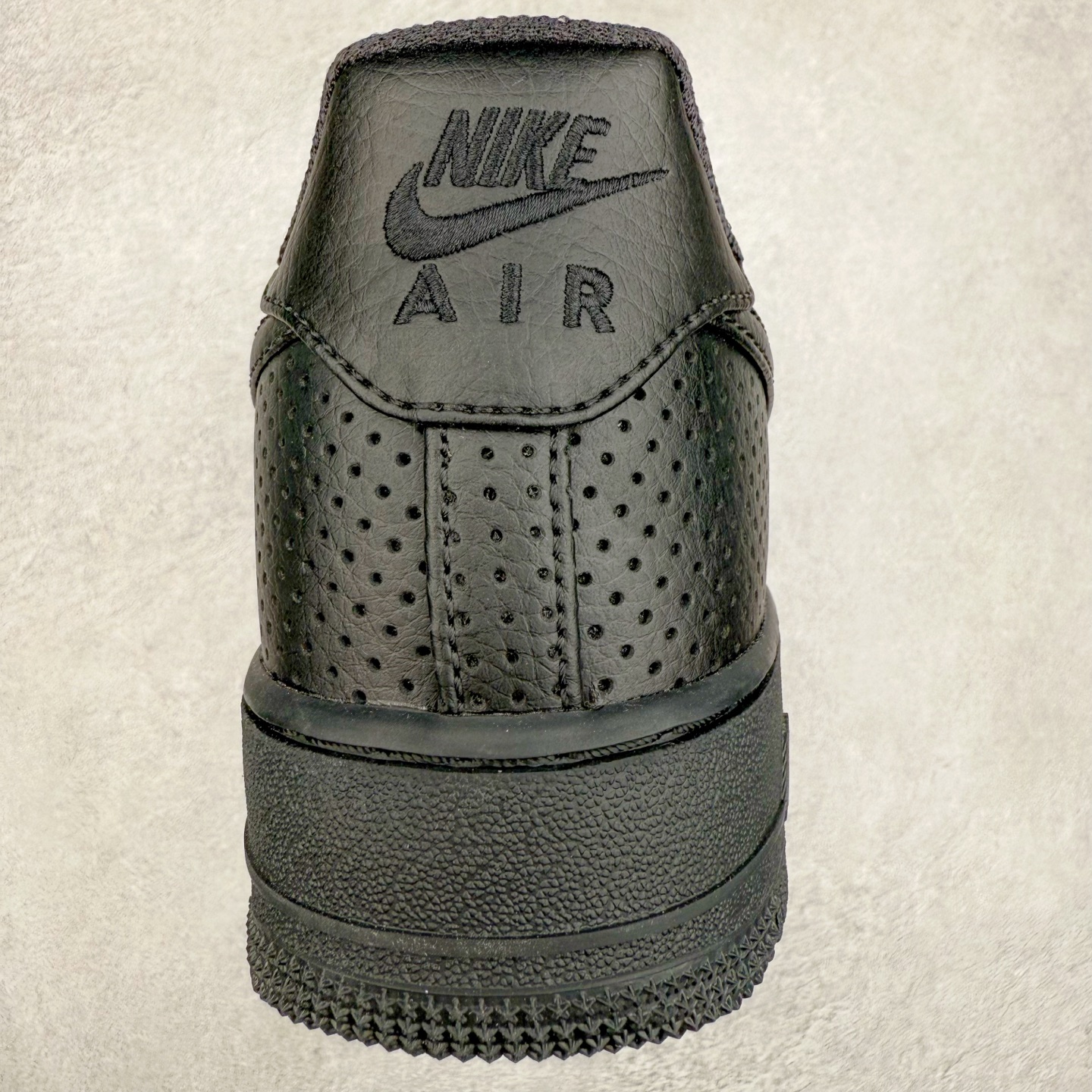 图片[8]-＃XT纯原 NK Air Force 1´07 Low 空军一号低帮百搭休闲运动板鞋 HF8189-001 顶级批次 2022全新楦头鞋型 鱼鳞大底 历时开发三个月 清洁度完美 二维码鞋标 内置芯片及solo气垫 大底高度及其弧度依照正品 钢印 logo刺绣 鞋口弧度 鞋头长度 鞋面冲孔 鞋垫背胶及钢印 完美鞋型对比正品 每一处都是细节满满 柔软、弹性十足的缓震性能和出色的中底设计 横跨复古与现代的外型结合 造就出风靡全球 三十多年的Force 1 直到今天还深受青睐 实拍调校N版已经零色差零失真 百分百还原实物色彩所见即所得 不存在货不对板色差等低级问题 选购参考实物拍摄 不混卖不参货 只用心做好货严格选品 承诺混一赔十 尺码：36 36.5 37.5 38 38.5 39 40 40.5 41 42 42.5 43 44 44.5 45-选品中心