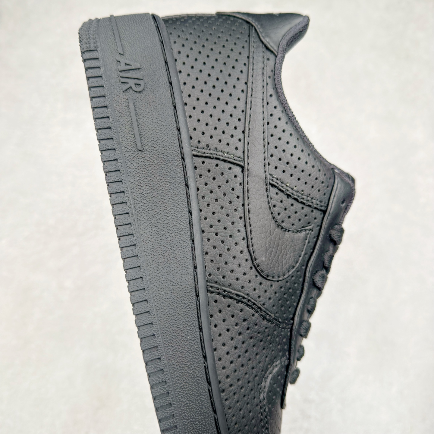 图片[6]-＃XT纯原 NK Air Force 1´07 Low 空军一号低帮百搭休闲运动板鞋 HF8189-001 顶级批次 2022全新楦头鞋型 鱼鳞大底 历时开发三个月 清洁度完美 二维码鞋标 内置芯片及solo气垫 大底高度及其弧度依照正品 钢印 logo刺绣 鞋口弧度 鞋头长度 鞋面冲孔 鞋垫背胶及钢印 完美鞋型对比正品 每一处都是细节满满 柔软、弹性十足的缓震性能和出色的中底设计 横跨复古与现代的外型结合 造就出风靡全球 三十多年的Force 1 直到今天还深受青睐 实拍调校N版已经零色差零失真 百分百还原实物色彩所见即所得 不存在货不对板色差等低级问题 选购参考实物拍摄 不混卖不参货 只用心做好货严格选品 承诺混一赔十 尺码：36 36.5 37.5 38 38.5 39 40 40.5 41 42 42.5 43 44 44.5 45-选品中心