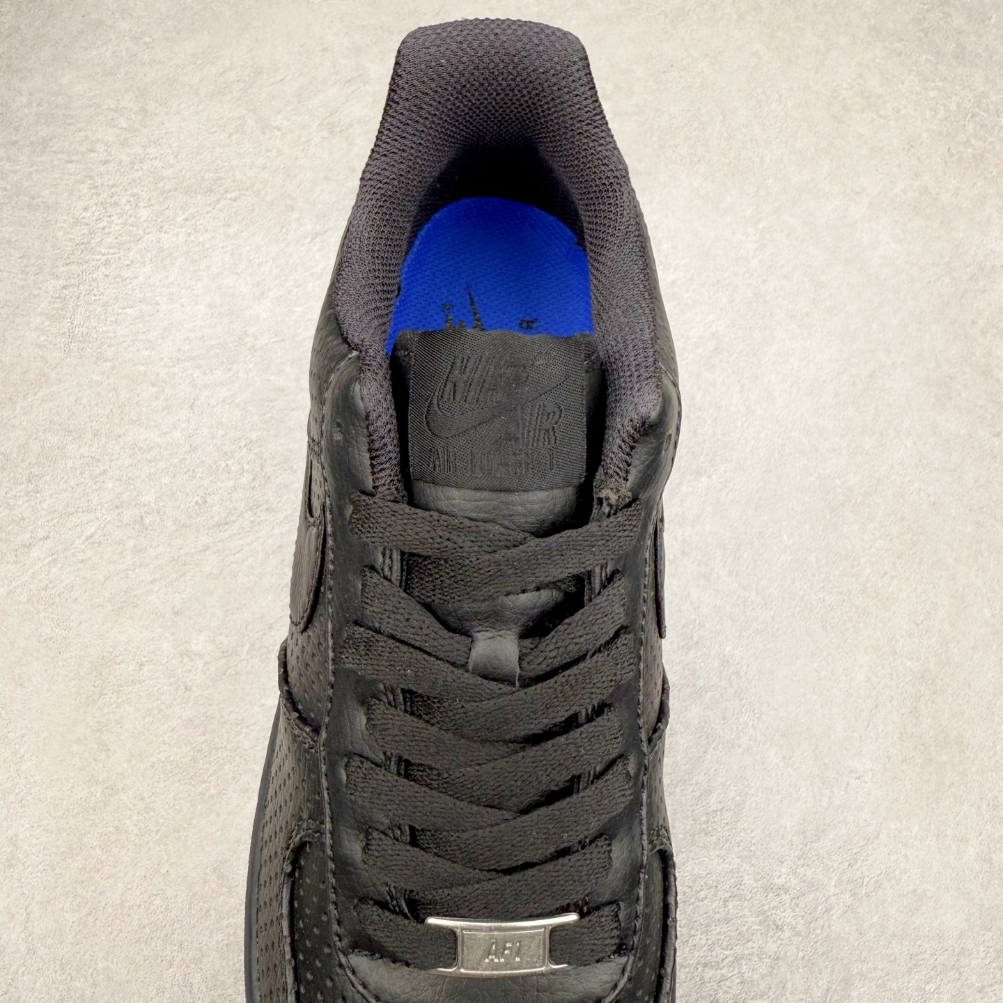 图片[5]-＃XT纯原 NK Air Force 1´07 Low 空军一号低帮百搭休闲运动板鞋 HF8189-001 顶级批次 2022全新楦头鞋型 鱼鳞大底 历时开发三个月 清洁度完美 二维码鞋标 内置芯片及solo气垫 大底高度及其弧度依照正品 钢印 logo刺绣 鞋口弧度 鞋头长度 鞋面冲孔 鞋垫背胶及钢印 完美鞋型对比正品 每一处都是细节满满 柔软、弹性十足的缓震性能和出色的中底设计 横跨复古与现代的外型结合 造就出风靡全球 三十多年的Force 1 直到今天还深受青睐 实拍调校N版已经零色差零失真 百分百还原实物色彩所见即所得 不存在货不对板色差等低级问题 选购参考实物拍摄 不混卖不参货 只用心做好货严格选品 承诺混一赔十 尺码：36 36.5 37.5 38 38.5 39 40 40.5 41 42 42.5 43 44 44.5 45-选品中心