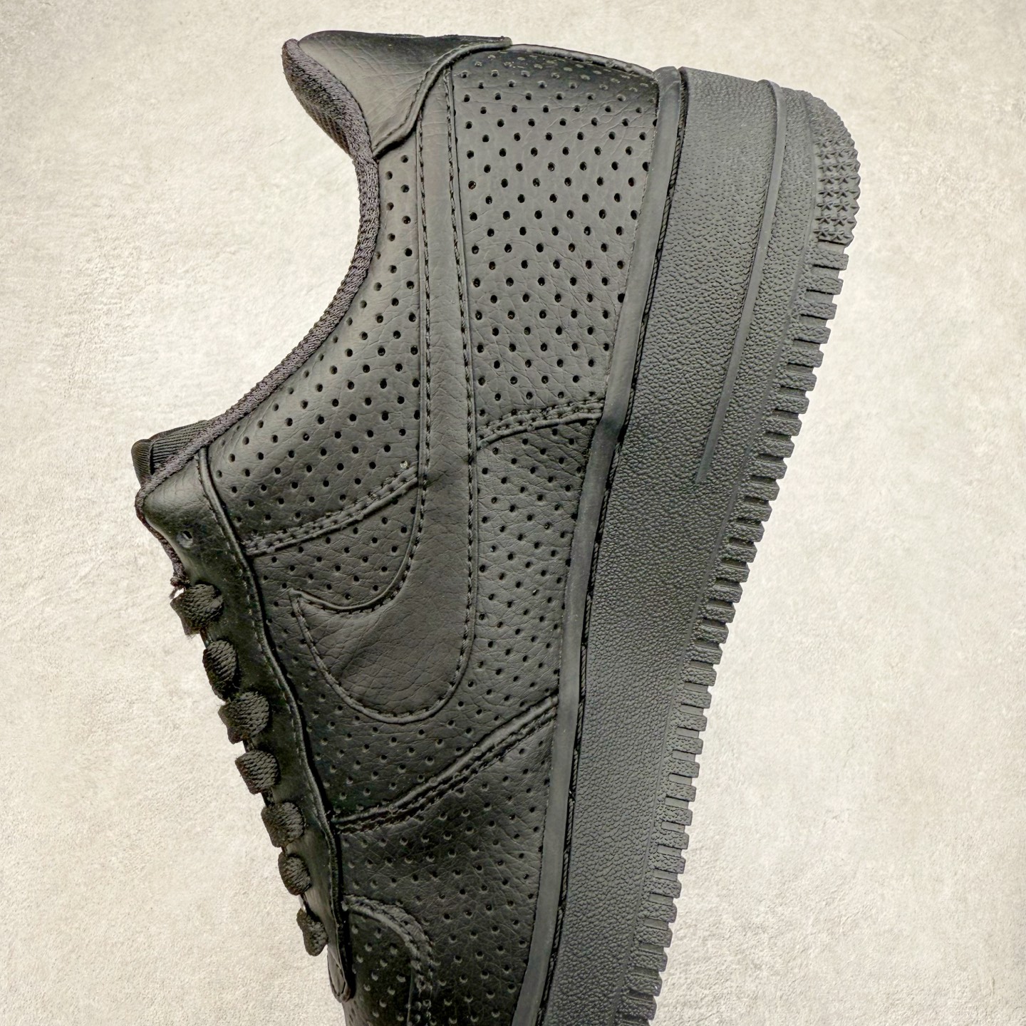 图片[7]-＃XT纯原 NK Air Force 1´07 Low 空军一号低帮百搭休闲运动板鞋 HF8189-001 顶级批次 2022全新楦头鞋型 鱼鳞大底 历时开发三个月 清洁度完美 二维码鞋标 内置芯片及solo气垫 大底高度及其弧度依照正品 钢印 logo刺绣 鞋口弧度 鞋头长度 鞋面冲孔 鞋垫背胶及钢印 完美鞋型对比正品 每一处都是细节满满 柔软、弹性十足的缓震性能和出色的中底设计 横跨复古与现代的外型结合 造就出风靡全球 三十多年的Force 1 直到今天还深受青睐 实拍调校N版已经零色差零失真 百分百还原实物色彩所见即所得 不存在货不对板色差等低级问题 选购参考实物拍摄 不混卖不参货 只用心做好货严格选品 承诺混一赔十 尺码：36 36.5 37.5 38 38.5 39 40 40.5 41 42 42.5 43 44 44.5 45-选品中心