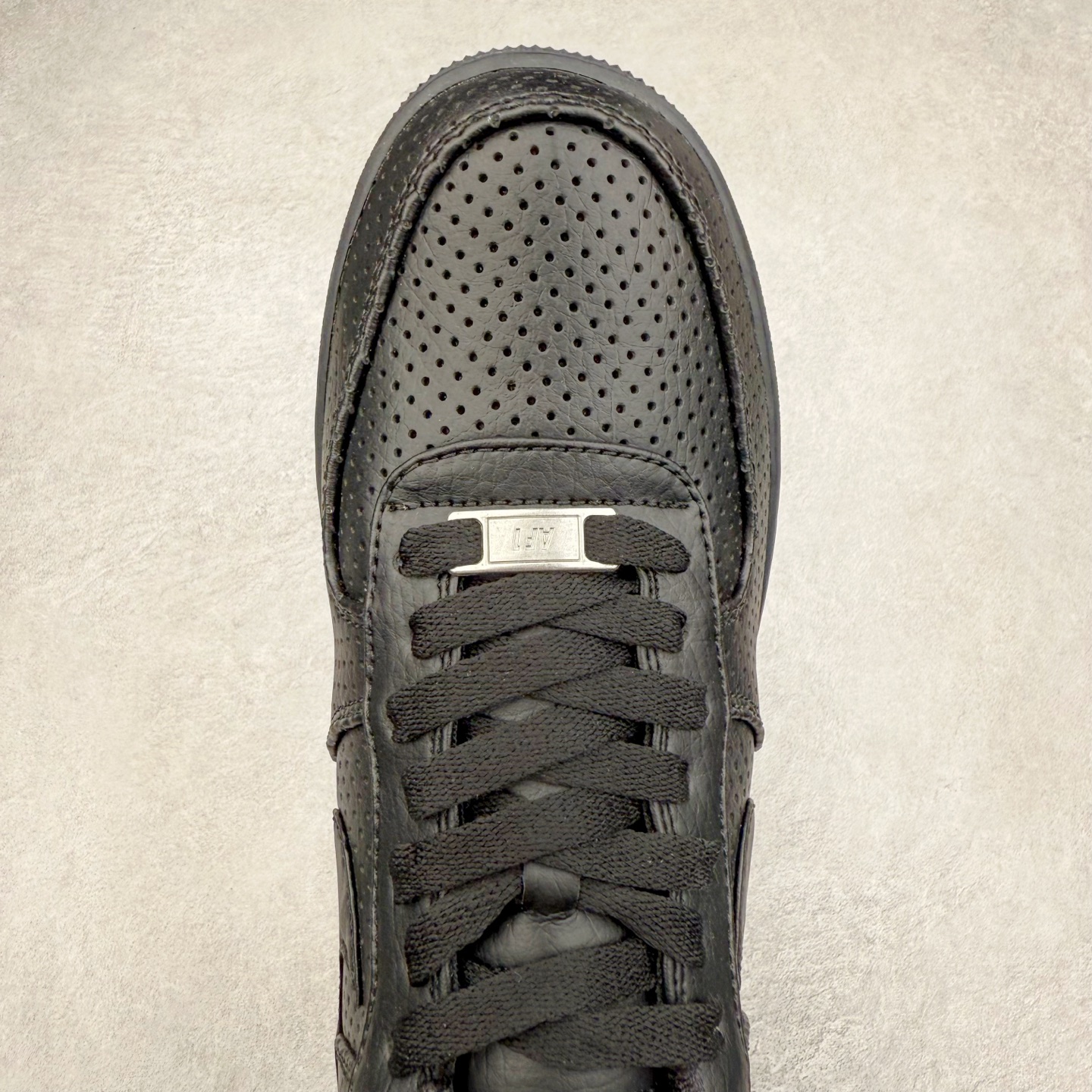 图片[4]-＃XT纯原 NK Air Force 1´07 Low 空军一号低帮百搭休闲运动板鞋 HF8189-001 顶级批次 2022全新楦头鞋型 鱼鳞大底 历时开发三个月 清洁度完美 二维码鞋标 内置芯片及solo气垫 大底高度及其弧度依照正品 钢印 logo刺绣 鞋口弧度 鞋头长度 鞋面冲孔 鞋垫背胶及钢印 完美鞋型对比正品 每一处都是细节满满 柔软、弹性十足的缓震性能和出色的中底设计 横跨复古与现代的外型结合 造就出风靡全球 三十多年的Force 1 直到今天还深受青睐 实拍调校N版已经零色差零失真 百分百还原实物色彩所见即所得 不存在货不对板色差等低级问题 选购参考实物拍摄 不混卖不参货 只用心做好货严格选品 承诺混一赔十 尺码：36 36.5 37.5 38 38.5 39 40 40.5 41 42 42.5 43 44 44.5 45-选品中心