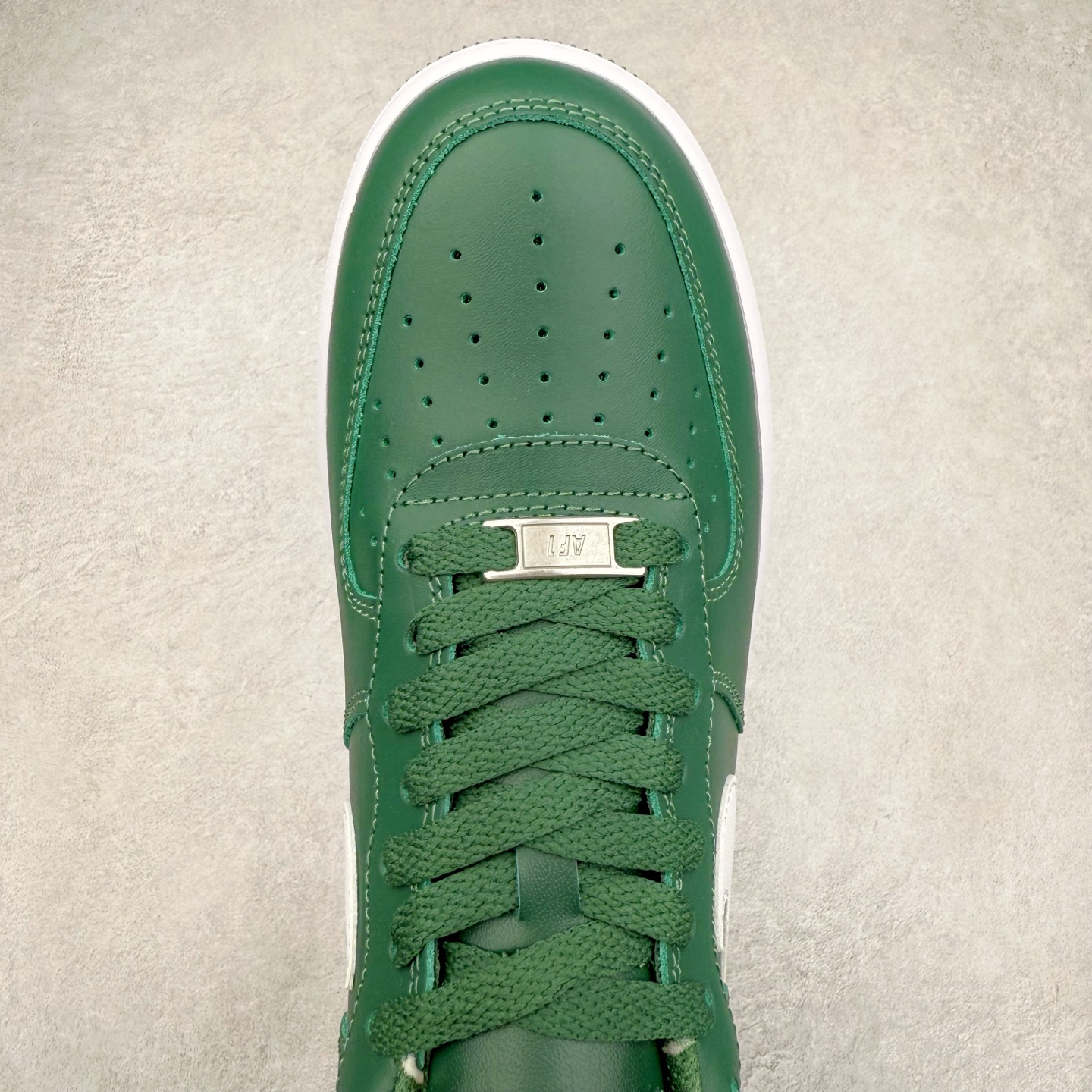 图片[4]-＃XT纯原 NK Air Force 1´07 Low 空军一号低帮百搭休闲运动板鞋 FJ4146-300 顶级批次 2022全新楦头鞋型 鱼鳞大底 历时开发三个月 清洁度完美 二维码鞋标 内置芯片及solo气垫 大底高度及其弧度依照正品 钢印 logo刺绣 鞋口弧度 鞋头长度 鞋面冲孔 鞋垫背胶及钢印 完美鞋型对比正品 每一处都是细节满满 柔软、弹性十足的缓震性能和出色的中底设计 横跨复古与现代的外型结合 造就出风靡全球 三十多年的Force 1 直到今天还深受青睐 实拍调校N版已经零色差零失真 百分百还原实物色彩所见即所得 不存在货不对板色差等低级问题 选购参考实物拍摄 不混卖不参货 只用心做好货严格选品 承诺混一赔十 尺码：36 36.5 37.5 38 38.5 39 40 40.5 41 42 42.5 43 44 44.5 45-选品中心