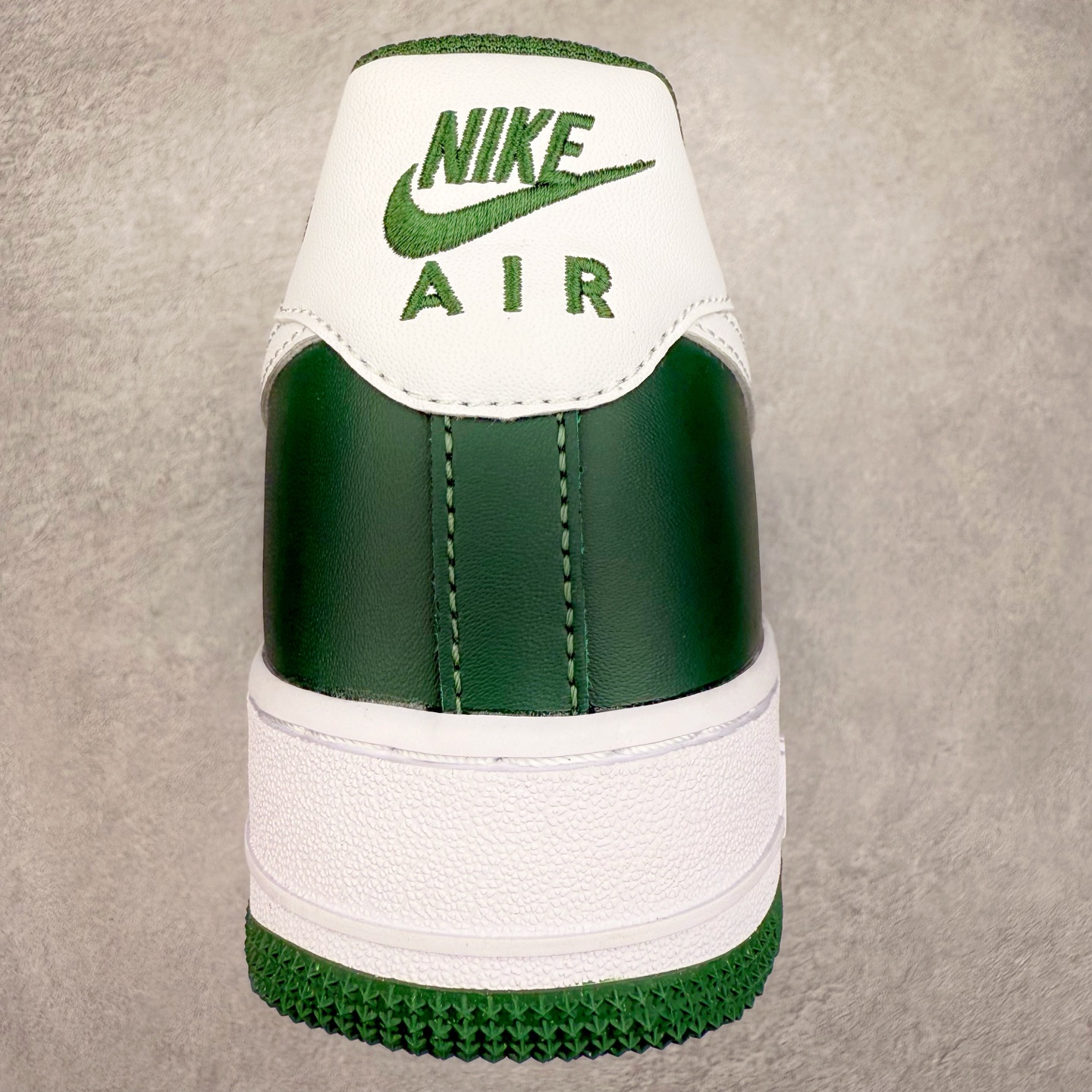 图片[8]-＃XT纯原 NK Air Force 1´07 Low 空军一号低帮百搭休闲运动板鞋 FJ4146-300 顶级批次 2022全新楦头鞋型 鱼鳞大底 历时开发三个月 清洁度完美 二维码鞋标 内置芯片及solo气垫 大底高度及其弧度依照正品 钢印 logo刺绣 鞋口弧度 鞋头长度 鞋面冲孔 鞋垫背胶及钢印 完美鞋型对比正品 每一处都是细节满满 柔软、弹性十足的缓震性能和出色的中底设计 横跨复古与现代的外型结合 造就出风靡全球 三十多年的Force 1 直到今天还深受青睐 实拍调校N版已经零色差零失真 百分百还原实物色彩所见即所得 不存在货不对板色差等低级问题 选购参考实物拍摄 不混卖不参货 只用心做好货严格选品 承诺混一赔十 尺码：36 36.5 37.5 38 38.5 39 40 40.5 41 42 42.5 43 44 44.5 45-选品中心