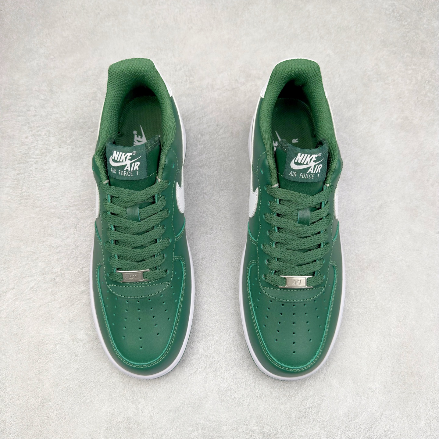 图片[2]-＃XT纯原 NK Air Force 1´07 Low 空军一号低帮百搭休闲运动板鞋 FJ4146-300 顶级批次 2022全新楦头鞋型 鱼鳞大底 历时开发三个月 清洁度完美 二维码鞋标 内置芯片及solo气垫 大底高度及其弧度依照正品 钢印 logo刺绣 鞋口弧度 鞋头长度 鞋面冲孔 鞋垫背胶及钢印 完美鞋型对比正品 每一处都是细节满满 柔软、弹性十足的缓震性能和出色的中底设计 横跨复古与现代的外型结合 造就出风靡全球 三十多年的Force 1 直到今天还深受青睐 实拍调校N版已经零色差零失真 百分百还原实物色彩所见即所得 不存在货不对板色差等低级问题 选购参考实物拍摄 不混卖不参货 只用心做好货严格选品 承诺混一赔十 尺码：36 36.5 37.5 38 38.5 39 40 40.5 41 42 42.5 43 44 44.5 45-选品中心