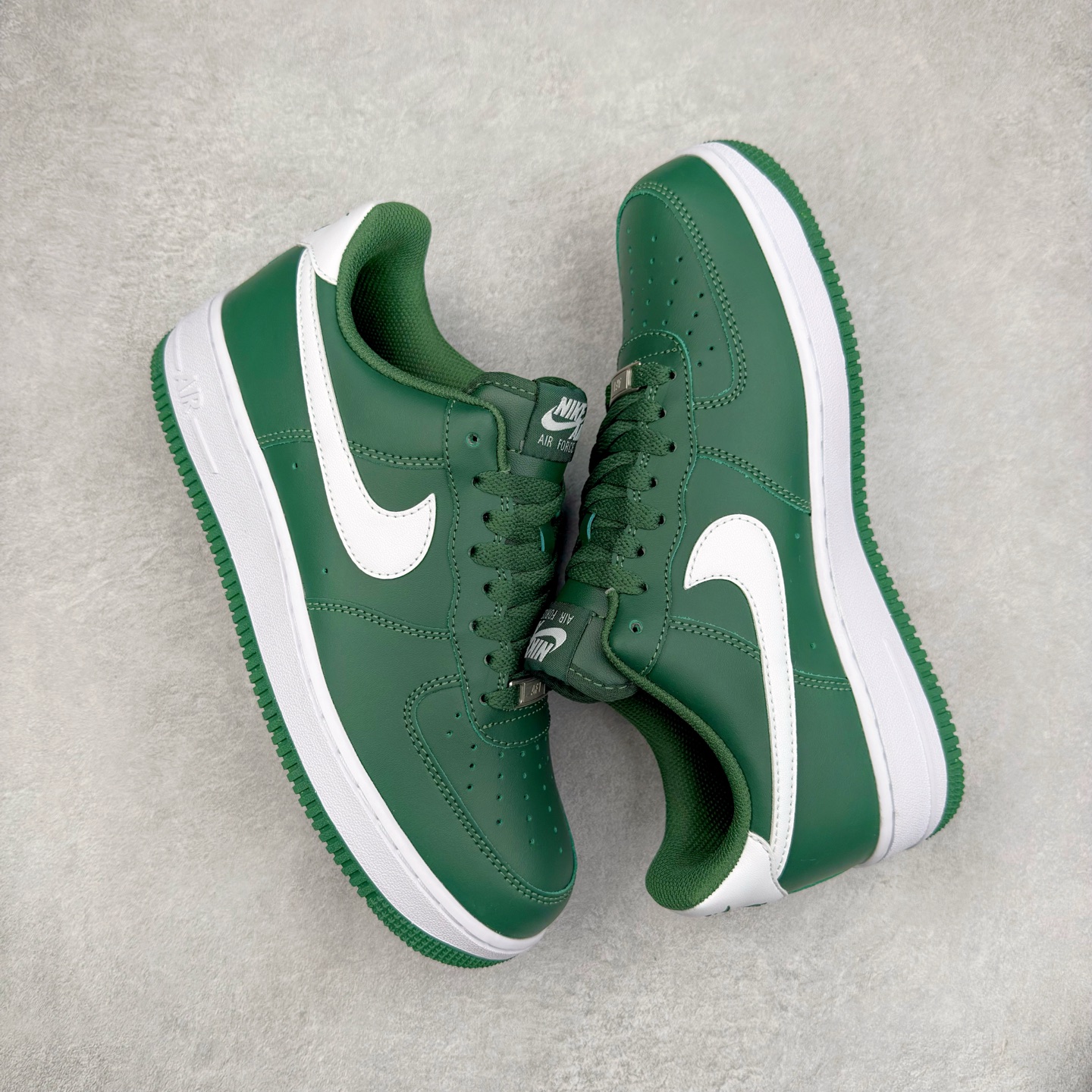 图片[3]-＃XT纯原 NK Air Force 1´07 Low 空军一号低帮百搭休闲运动板鞋 FJ4146-300 顶级批次 2022全新楦头鞋型 鱼鳞大底 历时开发三个月 清洁度完美 二维码鞋标 内置芯片及solo气垫 大底高度及其弧度依照正品 钢印 logo刺绣 鞋口弧度 鞋头长度 鞋面冲孔 鞋垫背胶及钢印 完美鞋型对比正品 每一处都是细节满满 柔软、弹性十足的缓震性能和出色的中底设计 横跨复古与现代的外型结合 造就出风靡全球 三十多年的Force 1 直到今天还深受青睐 实拍调校N版已经零色差零失真 百分百还原实物色彩所见即所得 不存在货不对板色差等低级问题 选购参考实物拍摄 不混卖不参货 只用心做好货严格选品 承诺混一赔十 尺码：36 36.5 37.5 38 38.5 39 40 40.5 41 42 42.5 43 44 44.5 45-选品中心