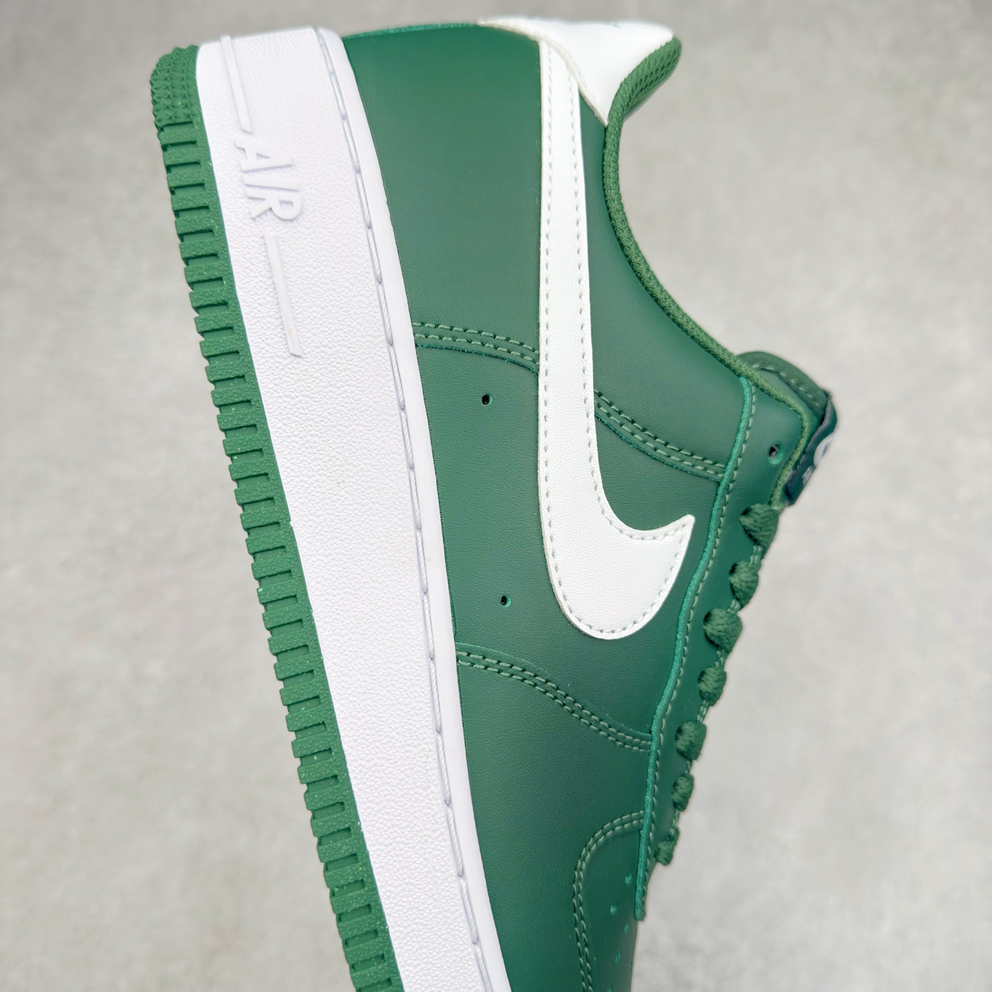 图片[6]-＃XT纯原 NK Air Force 1´07 Low 空军一号低帮百搭休闲运动板鞋 FJ4146-300 顶级批次 2022全新楦头鞋型 鱼鳞大底 历时开发三个月 清洁度完美 二维码鞋标 内置芯片及solo气垫 大底高度及其弧度依照正品 钢印 logo刺绣 鞋口弧度 鞋头长度 鞋面冲孔 鞋垫背胶及钢印 完美鞋型对比正品 每一处都是细节满满 柔软、弹性十足的缓震性能和出色的中底设计 横跨复古与现代的外型结合 造就出风靡全球 三十多年的Force 1 直到今天还深受青睐 实拍调校N版已经零色差零失真 百分百还原实物色彩所见即所得 不存在货不对板色差等低级问题 选购参考实物拍摄 不混卖不参货 只用心做好货严格选品 承诺混一赔十 尺码：36 36.5 37.5 38 38.5 39 40 40.5 41 42 42.5 43 44 44.5 45-选品中心