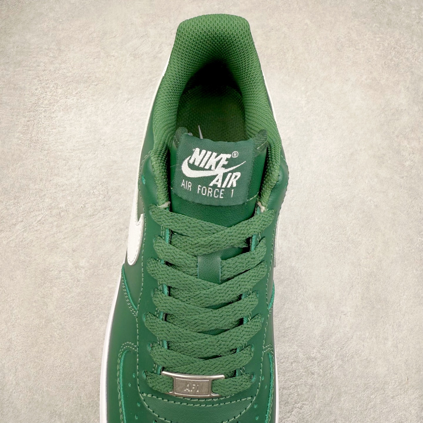 图片[5]-＃XT纯原 NK Air Force 1´07 Low 空军一号低帮百搭休闲运动板鞋 FJ4146-300 顶级批次 2022全新楦头鞋型 鱼鳞大底 历时开发三个月 清洁度完美 二维码鞋标 内置芯片及solo气垫 大底高度及其弧度依照正品 钢印 logo刺绣 鞋口弧度 鞋头长度 鞋面冲孔 鞋垫背胶及钢印 完美鞋型对比正品 每一处都是细节满满 柔软、弹性十足的缓震性能和出色的中底设计 横跨复古与现代的外型结合 造就出风靡全球 三十多年的Force 1 直到今天还深受青睐 实拍调校N版已经零色差零失真 百分百还原实物色彩所见即所得 不存在货不对板色差等低级问题 选购参考实物拍摄 不混卖不参货 只用心做好货严格选品 承诺混一赔十 尺码：36 36.5 37.5 38 38.5 39 40 40.5 41 42 42.5 43 44 44.5 45-选品中心