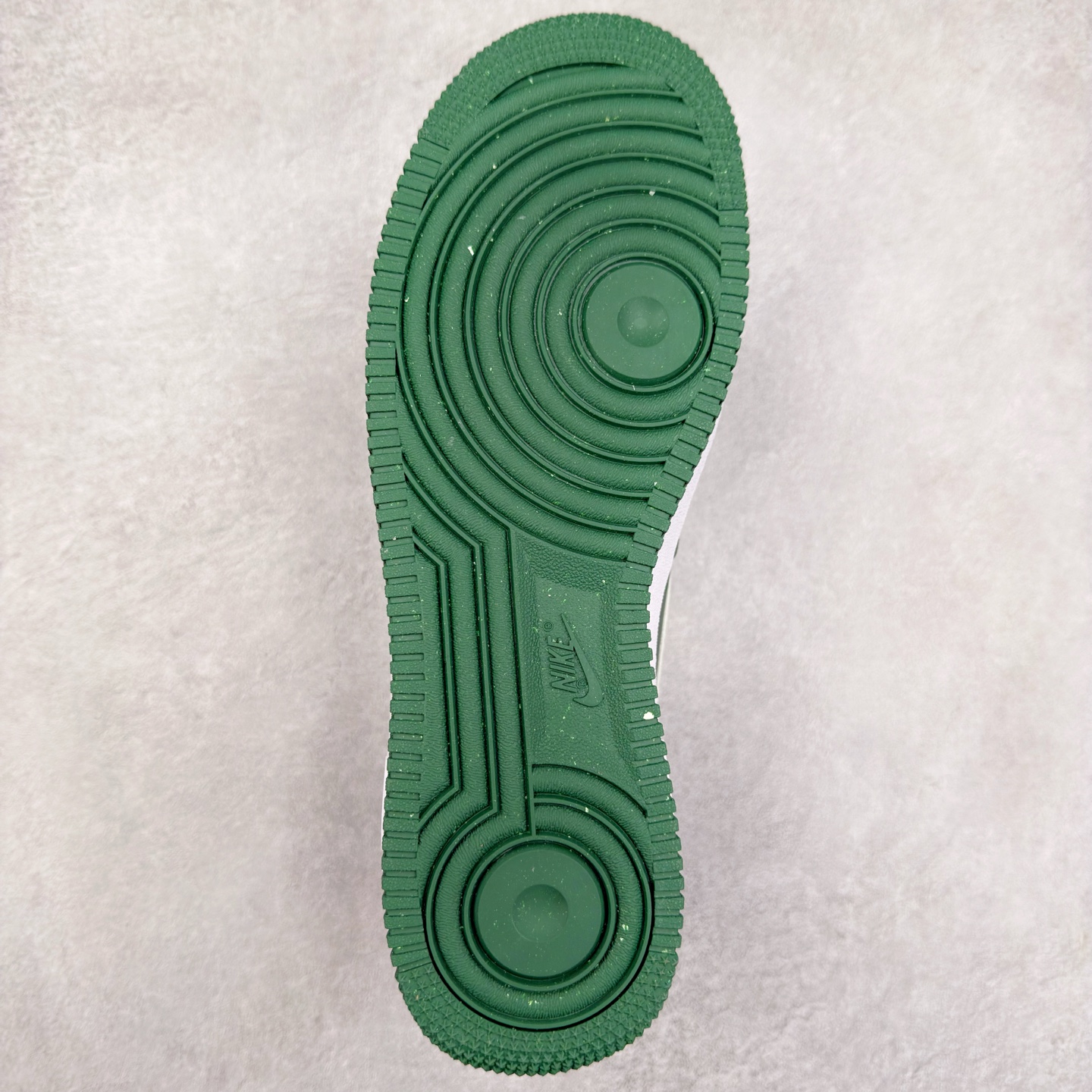 图片[9]-＃XT纯原 NK Air Force 1´07 Low 空军一号低帮百搭休闲运动板鞋 FJ4146-300 顶级批次 2022全新楦头鞋型 鱼鳞大底 历时开发三个月 清洁度完美 二维码鞋标 内置芯片及solo气垫 大底高度及其弧度依照正品 钢印 logo刺绣 鞋口弧度 鞋头长度 鞋面冲孔 鞋垫背胶及钢印 完美鞋型对比正品 每一处都是细节满满 柔软、弹性十足的缓震性能和出色的中底设计 横跨复古与现代的外型结合 造就出风靡全球 三十多年的Force 1 直到今天还深受青睐 实拍调校N版已经零色差零失真 百分百还原实物色彩所见即所得 不存在货不对板色差等低级问题 选购参考实物拍摄 不混卖不参货 只用心做好货严格选品 承诺混一赔十 尺码：36 36.5 37.5 38 38.5 39 40 40.5 41 42 42.5 43 44 44.5 45-选品中心