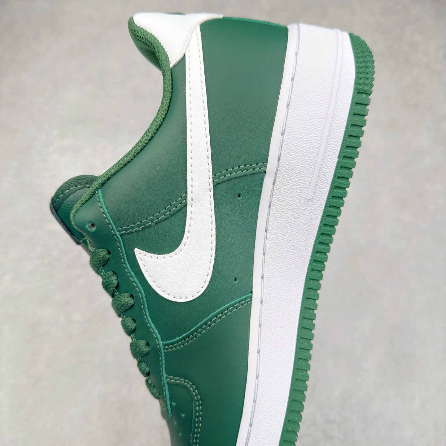 图片[7]-＃XT纯原 NK Air Force 1´07 Low 空军一号低帮百搭休闲运动板鞋 FJ4146-300 顶级批次 2022全新楦头鞋型 鱼鳞大底 历时开发三个月 清洁度完美 二维码鞋标 内置芯片及solo气垫 大底高度及其弧度依照正品 钢印 logo刺绣 鞋口弧度 鞋头长度 鞋面冲孔 鞋垫背胶及钢印 完美鞋型对比正品 每一处都是细节满满 柔软、弹性十足的缓震性能和出色的中底设计 横跨复古与现代的外型结合 造就出风靡全球 三十多年的Force 1 直到今天还深受青睐 实拍调校N版已经零色差零失真 百分百还原实物色彩所见即所得 不存在货不对板色差等低级问题 选购参考实物拍摄 不混卖不参货 只用心做好货严格选品 承诺混一赔十 尺码：36 36.5 37.5 38 38.5 39 40 40.5 41 42 42.5 43 44 44.5 45-选品中心