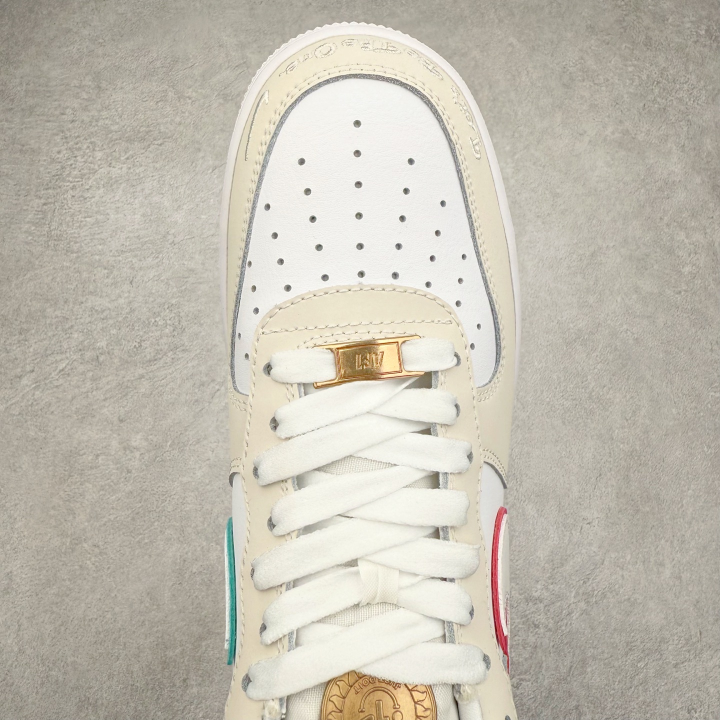 图片[4]-＃XT纯原 NK Air Force 1´07 Low 空军一号低帮百搭休闲运动板鞋 HM3694-011 顶级批次 2022全新楦头鞋型 鱼鳞大底 历时开发三个月 清洁度完美 二维码鞋标 内置芯片及solo气垫 大底高度及其弧度依照正品 钢印 logo刺绣 鞋口弧度 鞋头长度 鞋面冲孔 鞋垫背胶及钢印 完美鞋型对比正品 每一处都是细节满满 柔软、弹性十足的缓震性能和出色的中底设计 横跨复古与现代的外型结合 造就出风靡全球 三十多年的Force 1 直到今天还深受青睐 实拍调校N版已经零色差零失真 百分百还原实物色彩所见即所得 不存在货不对板色差等低级问题 选购参考实物拍摄 不混卖不参货 只用心做好货严格选品 承诺混一赔十 尺码：36 36.5 37.5 38 38.5 39 40 40.5 41 42 42.5 43 44 44.5 45-选品中心