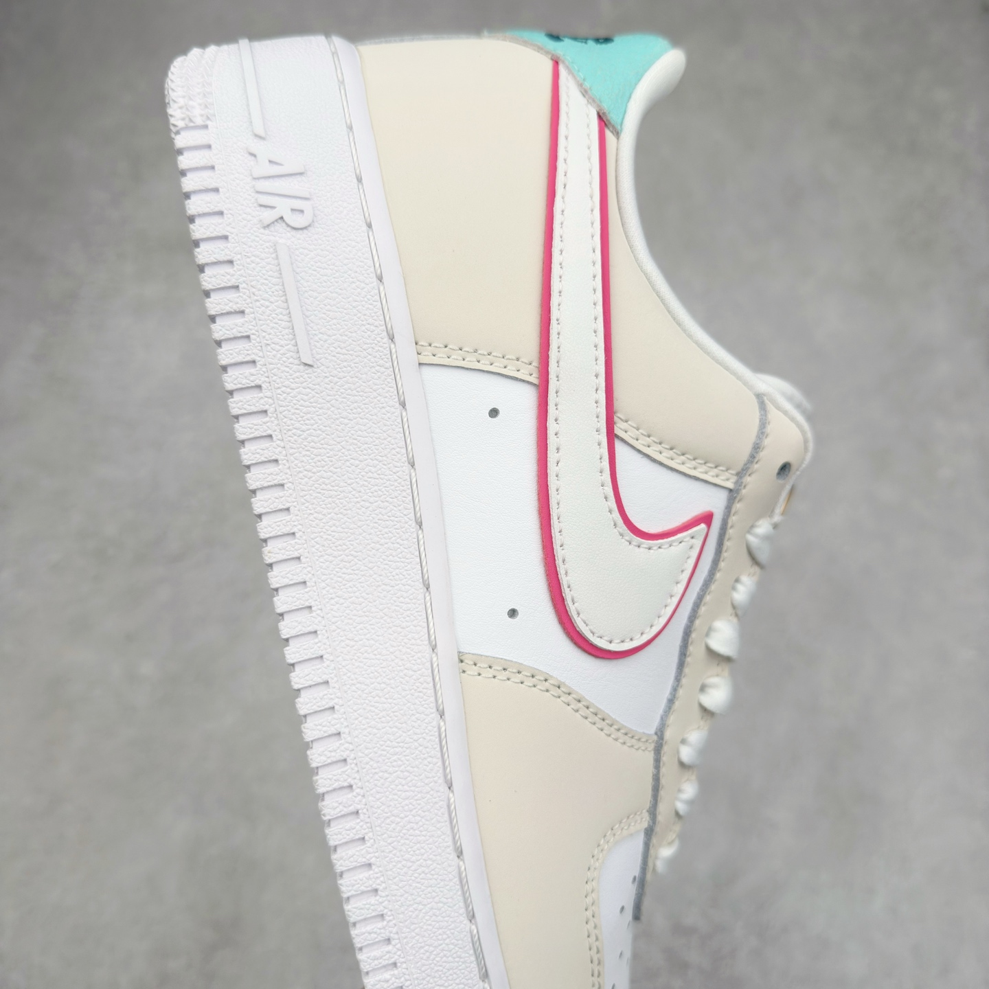 图片[6]-＃XT纯原 NK Air Force 1´07 Low 空军一号低帮百搭休闲运动板鞋 HM3694-011 顶级批次 2022全新楦头鞋型 鱼鳞大底 历时开发三个月 清洁度完美 二维码鞋标 内置芯片及solo气垫 大底高度及其弧度依照正品 钢印 logo刺绣 鞋口弧度 鞋头长度 鞋面冲孔 鞋垫背胶及钢印 完美鞋型对比正品 每一处都是细节满满 柔软、弹性十足的缓震性能和出色的中底设计 横跨复古与现代的外型结合 造就出风靡全球 三十多年的Force 1 直到今天还深受青睐 实拍调校N版已经零色差零失真 百分百还原实物色彩所见即所得 不存在货不对板色差等低级问题 选购参考实物拍摄 不混卖不参货 只用心做好货严格选品 承诺混一赔十 尺码：36 36.5 37.5 38 38.5 39 40 40.5 41 42 42.5 43 44 44.5 45-选品中心