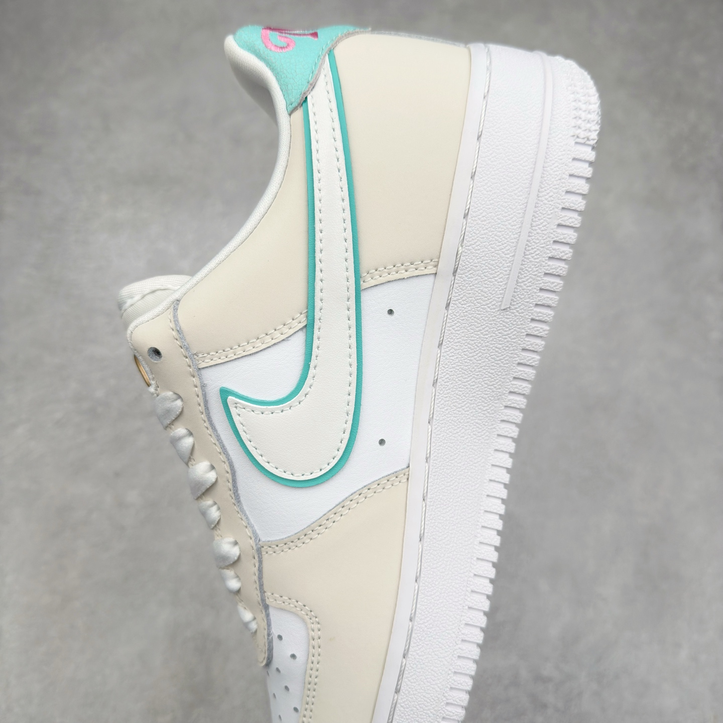 图片[7]-＃XT纯原 NK Air Force 1´07 Low 空军一号低帮百搭休闲运动板鞋 HM3694-011 顶级批次 2022全新楦头鞋型 鱼鳞大底 历时开发三个月 清洁度完美 二维码鞋标 内置芯片及solo气垫 大底高度及其弧度依照正品 钢印 logo刺绣 鞋口弧度 鞋头长度 鞋面冲孔 鞋垫背胶及钢印 完美鞋型对比正品 每一处都是细节满满 柔软、弹性十足的缓震性能和出色的中底设计 横跨复古与现代的外型结合 造就出风靡全球 三十多年的Force 1 直到今天还深受青睐 实拍调校N版已经零色差零失真 百分百还原实物色彩所见即所得 不存在货不对板色差等低级问题 选购参考实物拍摄 不混卖不参货 只用心做好货严格选品 承诺混一赔十 尺码：36 36.5 37.5 38 38.5 39 40 40.5 41 42 42.5 43 44 44.5 45-选品中心