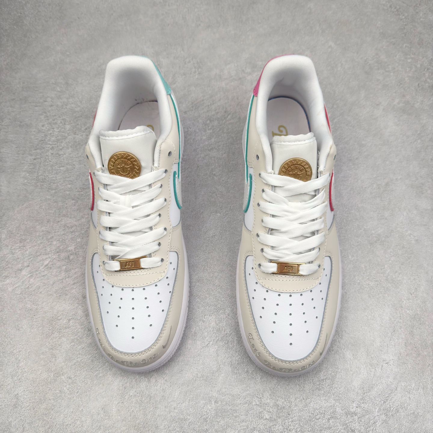 图片[2]-＃XT纯原 NK Air Force 1´07 Low 空军一号低帮百搭休闲运动板鞋 HM3694-011 顶级批次 2022全新楦头鞋型 鱼鳞大底 历时开发三个月 清洁度完美 二维码鞋标 内置芯片及solo气垫 大底高度及其弧度依照正品 钢印 logo刺绣 鞋口弧度 鞋头长度 鞋面冲孔 鞋垫背胶及钢印 完美鞋型对比正品 每一处都是细节满满 柔软、弹性十足的缓震性能和出色的中底设计 横跨复古与现代的外型结合 造就出风靡全球 三十多年的Force 1 直到今天还深受青睐 实拍调校N版已经零色差零失真 百分百还原实物色彩所见即所得 不存在货不对板色差等低级问题 选购参考实物拍摄 不混卖不参货 只用心做好货严格选品 承诺混一赔十 尺码：36 36.5 37.5 38 38.5 39 40 40.5 41 42 42.5 43 44 44.5 45-选品中心