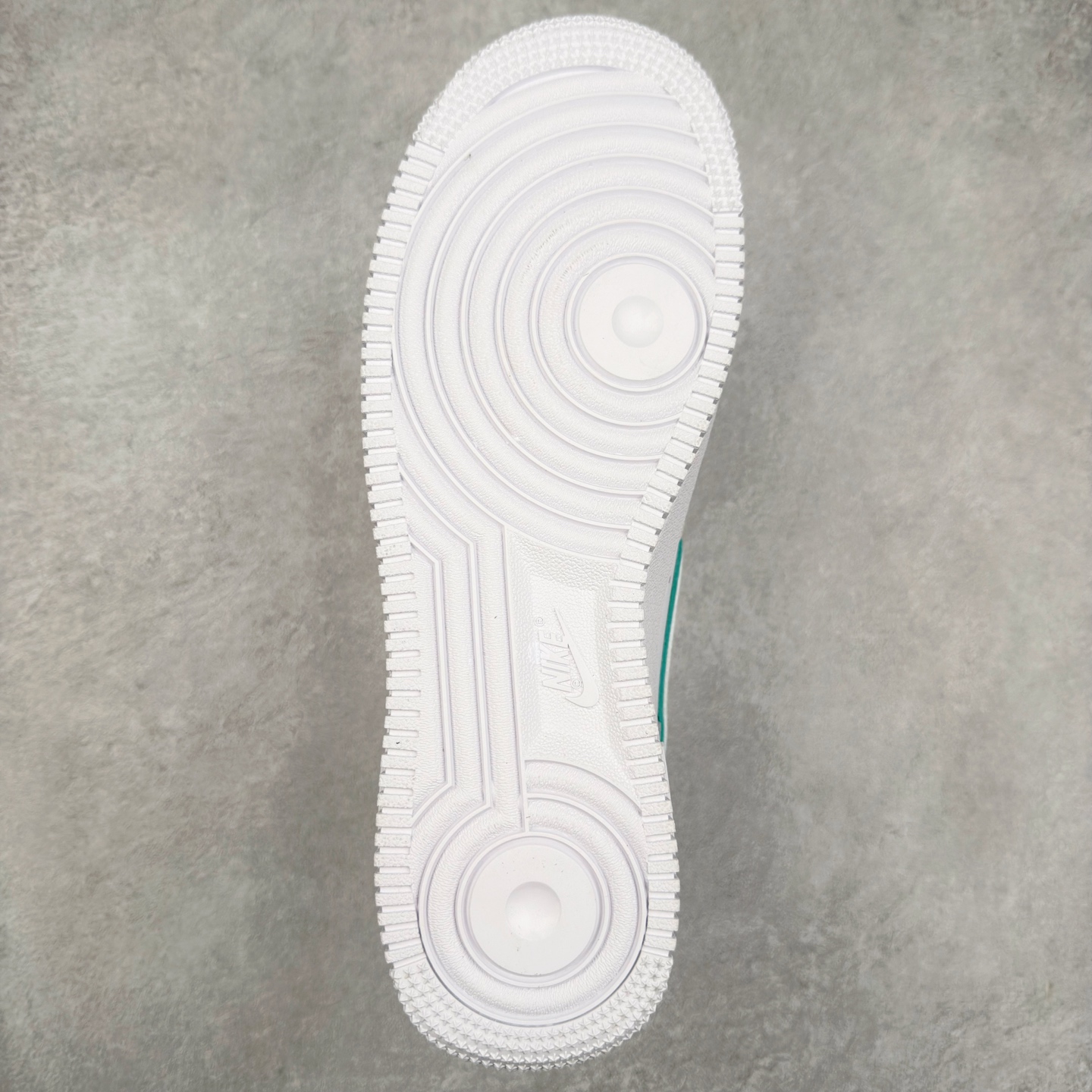 图片[9]-＃XT纯原 NK Air Force 1´07 Low 空军一号低帮百搭休闲运动板鞋 HM3694-011 顶级批次 2022全新楦头鞋型 鱼鳞大底 历时开发三个月 清洁度完美 二维码鞋标 内置芯片及solo气垫 大底高度及其弧度依照正品 钢印 logo刺绣 鞋口弧度 鞋头长度 鞋面冲孔 鞋垫背胶及钢印 完美鞋型对比正品 每一处都是细节满满 柔软、弹性十足的缓震性能和出色的中底设计 横跨复古与现代的外型结合 造就出风靡全球 三十多年的Force 1 直到今天还深受青睐 实拍调校N版已经零色差零失真 百分百还原实物色彩所见即所得 不存在货不对板色差等低级问题 选购参考实物拍摄 不混卖不参货 只用心做好货严格选品 承诺混一赔十 尺码：36 36.5 37.5 38 38.5 39 40 40.5 41 42 42.5 43 44 44.5 45-选品中心