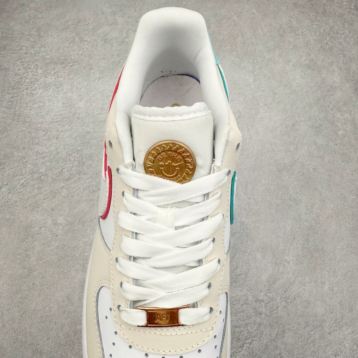 图片[5]-＃XT纯原 NK Air Force 1´07 Low 空军一号低帮百搭休闲运动板鞋 HM3694-011 顶级批次 2022全新楦头鞋型 鱼鳞大底 历时开发三个月 清洁度完美 二维码鞋标 内置芯片及solo气垫 大底高度及其弧度依照正品 钢印 logo刺绣 鞋口弧度 鞋头长度 鞋面冲孔 鞋垫背胶及钢印 完美鞋型对比正品 每一处都是细节满满 柔软、弹性十足的缓震性能和出色的中底设计 横跨复古与现代的外型结合 造就出风靡全球 三十多年的Force 1 直到今天还深受青睐 实拍调校N版已经零色差零失真 百分百还原实物色彩所见即所得 不存在货不对板色差等低级问题 选购参考实物拍摄 不混卖不参货 只用心做好货严格选品 承诺混一赔十 尺码：36 36.5 37.5 38 38.5 39 40 40.5 41 42 42.5 43 44 44.5 45-选品中心