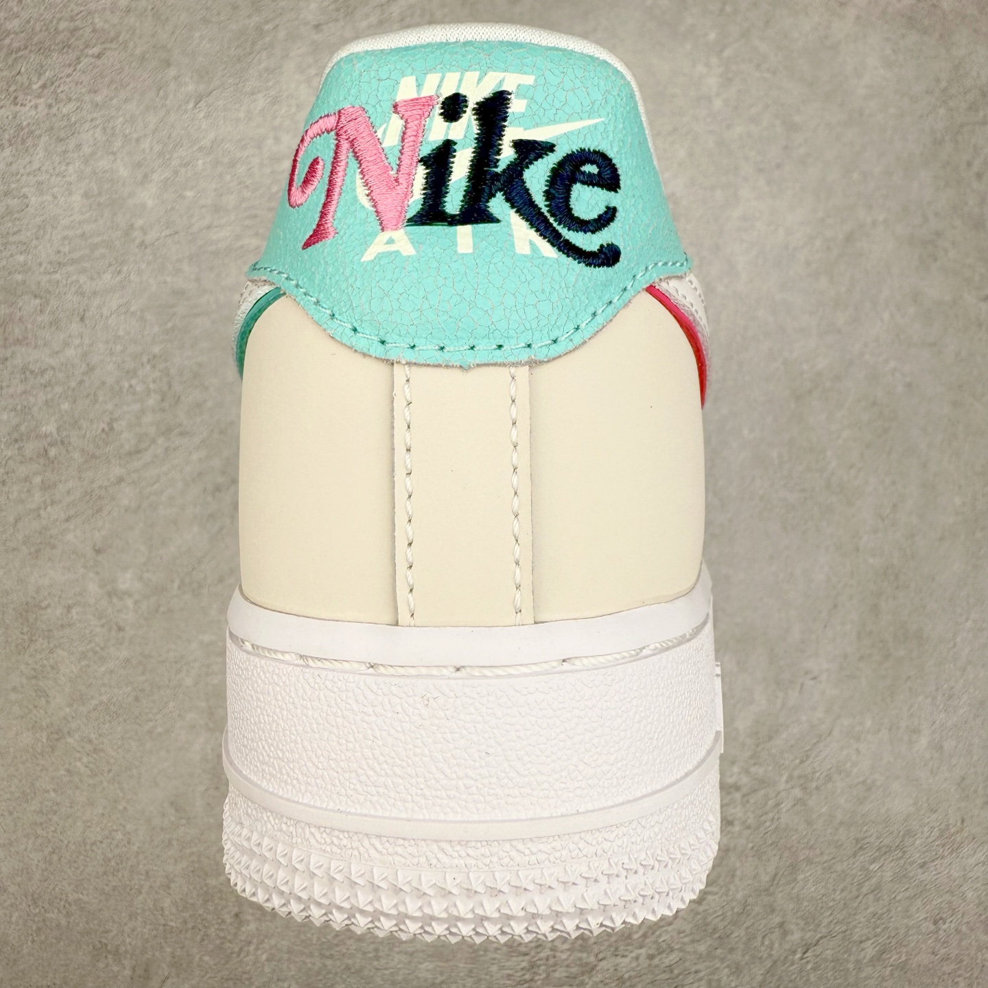 图片[8]-＃XT纯原 NK Air Force 1´07 Low 空军一号低帮百搭休闲运动板鞋 HM3694-011 顶级批次 2022全新楦头鞋型 鱼鳞大底 历时开发三个月 清洁度完美 二维码鞋标 内置芯片及solo气垫 大底高度及其弧度依照正品 钢印 logo刺绣 鞋口弧度 鞋头长度 鞋面冲孔 鞋垫背胶及钢印 完美鞋型对比正品 每一处都是细节满满 柔软、弹性十足的缓震性能和出色的中底设计 横跨复古与现代的外型结合 造就出风靡全球 三十多年的Force 1 直到今天还深受青睐 实拍调校N版已经零色差零失真 百分百还原实物色彩所见即所得 不存在货不对板色差等低级问题 选购参考实物拍摄 不混卖不参货 只用心做好货严格选品 承诺混一赔十 尺码：36 36.5 37.5 38 38.5 39 40 40.5 41 42 42.5 43 44 44.5 45-选品中心