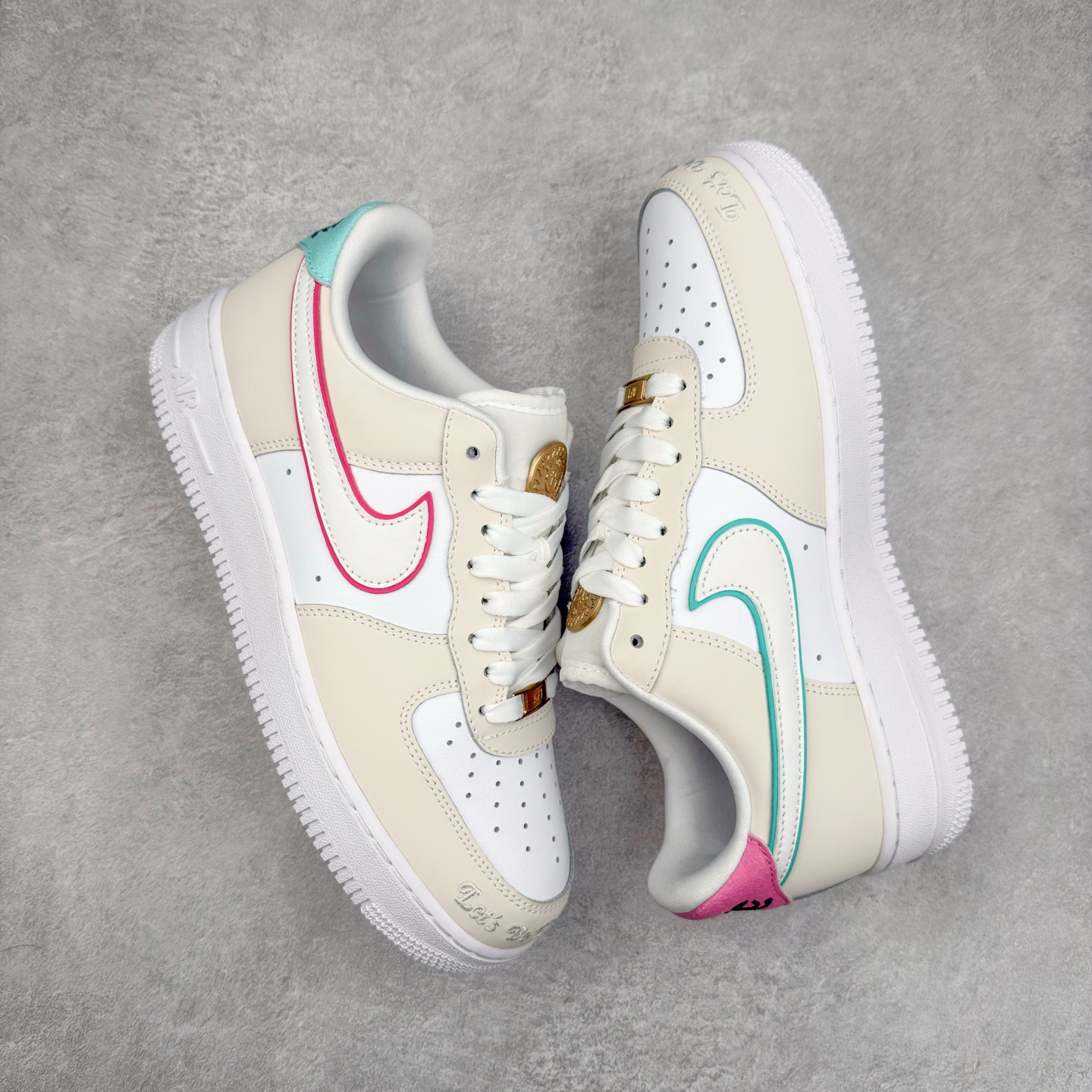 图片[3]-＃XT纯原 NK Air Force 1´07 Low 空军一号低帮百搭休闲运动板鞋 HM3694-011 顶级批次 2022全新楦头鞋型 鱼鳞大底 历时开发三个月 清洁度完美 二维码鞋标 内置芯片及solo气垫 大底高度及其弧度依照正品 钢印 logo刺绣 鞋口弧度 鞋头长度 鞋面冲孔 鞋垫背胶及钢印 完美鞋型对比正品 每一处都是细节满满 柔软、弹性十足的缓震性能和出色的中底设计 横跨复古与现代的外型结合 造就出风靡全球 三十多年的Force 1 直到今天还深受青睐 实拍调校N版已经零色差零失真 百分百还原实物色彩所见即所得 不存在货不对板色差等低级问题 选购参考实物拍摄 不混卖不参货 只用心做好货严格选品 承诺混一赔十 尺码：36 36.5 37.5 38 38.5 39 40 40.5 41 42 42.5 43 44 44.5 45-选品中心