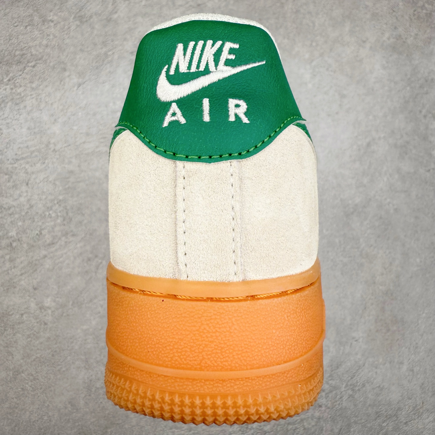 图片[8]-＃XT纯原 NK Air Force 1´07 Low 空军一号低帮百搭休闲运动板鞋 FQ8714-001 顶级批次 2022全新楦头鞋型 鱼鳞大底 历时开发三个月 清洁度完美 二维码鞋标 内置芯片及solo气垫 大底高度及其弧度依照正品 钢印 logo刺绣 鞋口弧度 鞋头长度 鞋面冲孔 鞋垫背胶及钢印 完美鞋型对比正品 每一处都是细节满满 柔软、弹性十足的缓震性能和出色的中底设计 横跨复古与现代的外型结合 造就出风靡全球 三十多年的Force 1 直到今天还深受青睐 实拍调校N版已经零色差零失真 百分百还原实物色彩所见即所得 不存在货不对板色差等低级问题 选购参考实物拍摄 不混卖不参货 只用心做好货严格选品 承诺混一赔十 尺码：36 36.5 37.5 38 38.5 39 40 40.5 41 42 42.5 43 44 44.5 45-选品中心