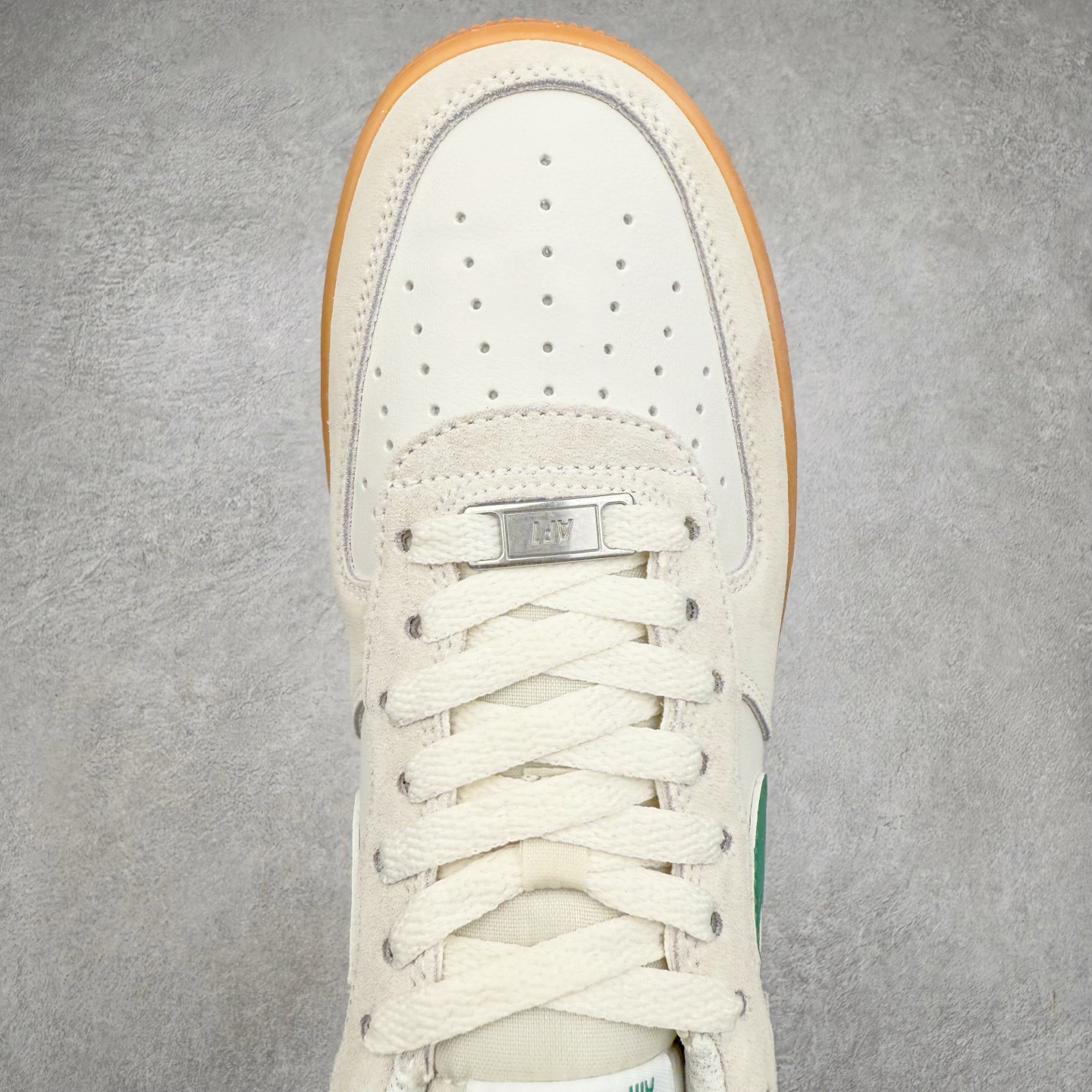 图片[4]-＃XT纯原 NK Air Force 1´07 Low 空军一号低帮百搭休闲运动板鞋 FQ8714-001 顶级批次 2022全新楦头鞋型 鱼鳞大底 历时开发三个月 清洁度完美 二维码鞋标 内置芯片及solo气垫 大底高度及其弧度依照正品 钢印 logo刺绣 鞋口弧度 鞋头长度 鞋面冲孔 鞋垫背胶及钢印 完美鞋型对比正品 每一处都是细节满满 柔软、弹性十足的缓震性能和出色的中底设计 横跨复古与现代的外型结合 造就出风靡全球 三十多年的Force 1 直到今天还深受青睐 实拍调校N版已经零色差零失真 百分百还原实物色彩所见即所得 不存在货不对板色差等低级问题 选购参考实物拍摄 不混卖不参货 只用心做好货严格选品 承诺混一赔十 尺码：36 36.5 37.5 38 38.5 39 40 40.5 41 42 42.5 43 44 44.5 45-选品中心