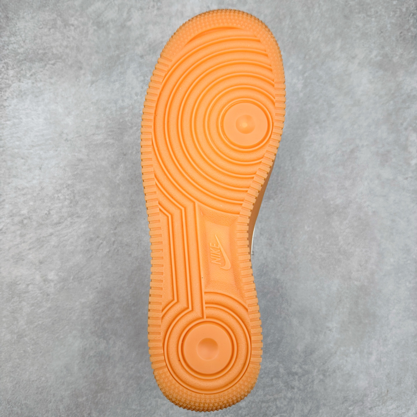 图片[9]-＃XT纯原 NK Air Force 1´07 Low 空军一号低帮百搭休闲运动板鞋 FQ8714-001 顶级批次 2022全新楦头鞋型 鱼鳞大底 历时开发三个月 清洁度完美 二维码鞋标 内置芯片及solo气垫 大底高度及其弧度依照正品 钢印 logo刺绣 鞋口弧度 鞋头长度 鞋面冲孔 鞋垫背胶及钢印 完美鞋型对比正品 每一处都是细节满满 柔软、弹性十足的缓震性能和出色的中底设计 横跨复古与现代的外型结合 造就出风靡全球 三十多年的Force 1 直到今天还深受青睐 实拍调校N版已经零色差零失真 百分百还原实物色彩所见即所得 不存在货不对板色差等低级问题 选购参考实物拍摄 不混卖不参货 只用心做好货严格选品 承诺混一赔十 尺码：36 36.5 37.5 38 38.5 39 40 40.5 41 42 42.5 43 44 44.5 45-选品中心