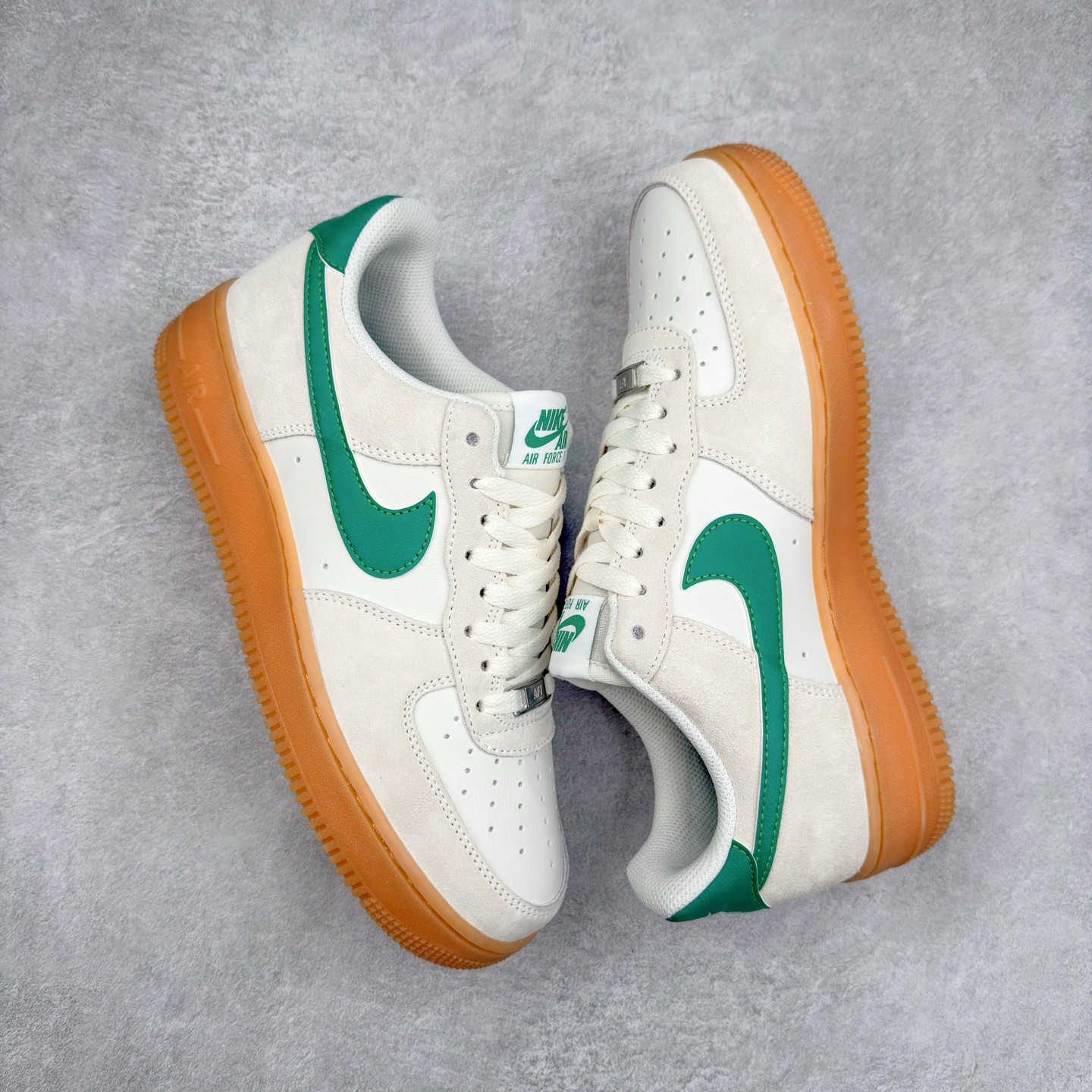 图片[3]-＃XT纯原 NK Air Force 1´07 Low 空军一号低帮百搭休闲运动板鞋 FQ8714-001 顶级批次 2022全新楦头鞋型 鱼鳞大底 历时开发三个月 清洁度完美 二维码鞋标 内置芯片及solo气垫 大底高度及其弧度依照正品 钢印 logo刺绣 鞋口弧度 鞋头长度 鞋面冲孔 鞋垫背胶及钢印 完美鞋型对比正品 每一处都是细节满满 柔软、弹性十足的缓震性能和出色的中底设计 横跨复古与现代的外型结合 造就出风靡全球 三十多年的Force 1 直到今天还深受青睐 实拍调校N版已经零色差零失真 百分百还原实物色彩所见即所得 不存在货不对板色差等低级问题 选购参考实物拍摄 不混卖不参货 只用心做好货严格选品 承诺混一赔十 尺码：36 36.5 37.5 38 38.5 39 40 40.5 41 42 42.5 43 44 44.5 45-选品中心