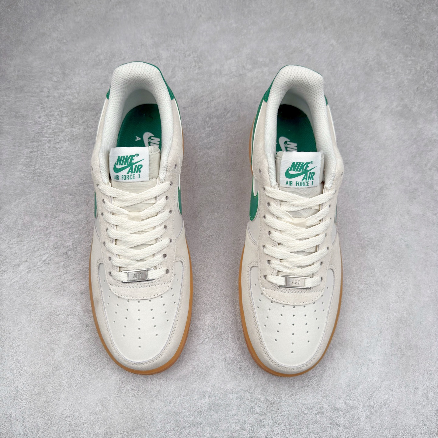 图片[2]-＃XT纯原 NK Air Force 1´07 Low 空军一号低帮百搭休闲运动板鞋 FQ8714-001 顶级批次 2022全新楦头鞋型 鱼鳞大底 历时开发三个月 清洁度完美 二维码鞋标 内置芯片及solo气垫 大底高度及其弧度依照正品 钢印 logo刺绣 鞋口弧度 鞋头长度 鞋面冲孔 鞋垫背胶及钢印 完美鞋型对比正品 每一处都是细节满满 柔软、弹性十足的缓震性能和出色的中底设计 横跨复古与现代的外型结合 造就出风靡全球 三十多年的Force 1 直到今天还深受青睐 实拍调校N版已经零色差零失真 百分百还原实物色彩所见即所得 不存在货不对板色差等低级问题 选购参考实物拍摄 不混卖不参货 只用心做好货严格选品 承诺混一赔十 尺码：36 36.5 37.5 38 38.5 39 40 40.5 41 42 42.5 43 44 44.5 45-选品中心