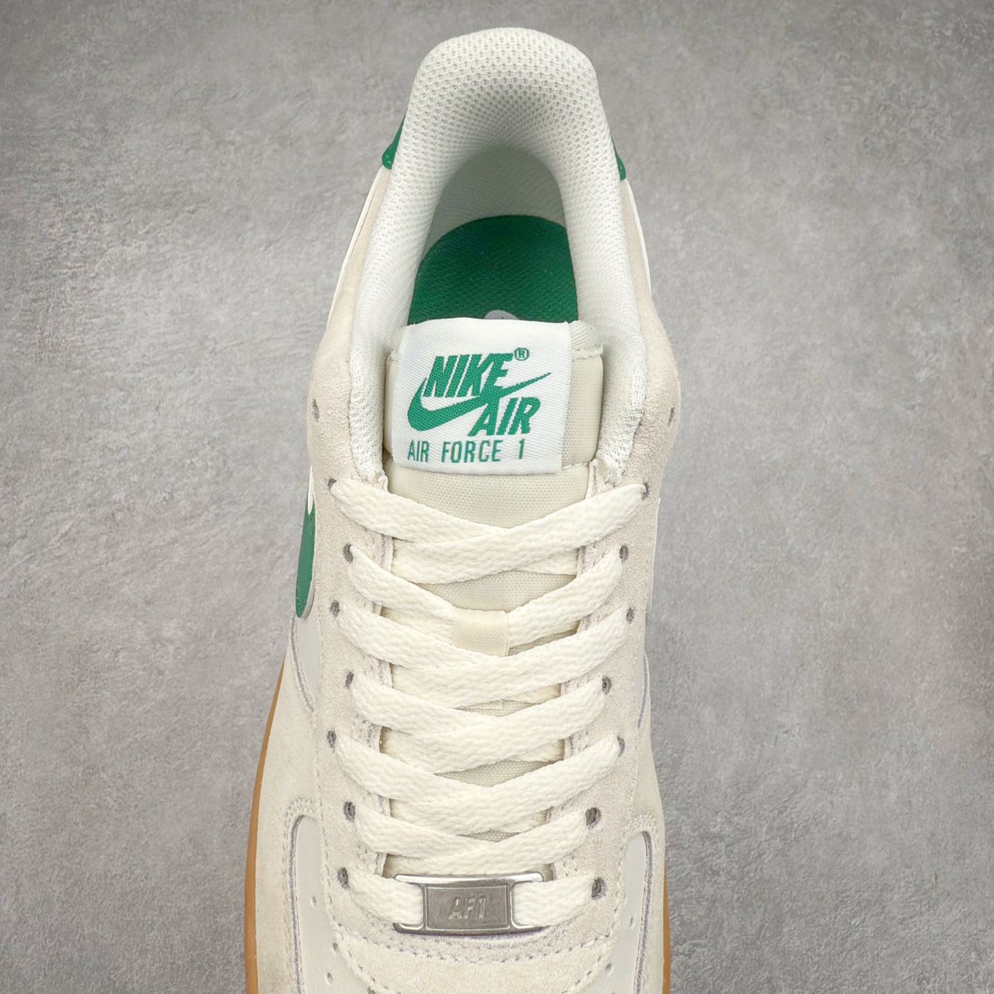 图片[5]-＃XT纯原 NK Air Force 1´07 Low 空军一号低帮百搭休闲运动板鞋 FQ8714-001 顶级批次 2022全新楦头鞋型 鱼鳞大底 历时开发三个月 清洁度完美 二维码鞋标 内置芯片及solo气垫 大底高度及其弧度依照正品 钢印 logo刺绣 鞋口弧度 鞋头长度 鞋面冲孔 鞋垫背胶及钢印 完美鞋型对比正品 每一处都是细节满满 柔软、弹性十足的缓震性能和出色的中底设计 横跨复古与现代的外型结合 造就出风靡全球 三十多年的Force 1 直到今天还深受青睐 实拍调校N版已经零色差零失真 百分百还原实物色彩所见即所得 不存在货不对板色差等低级问题 选购参考实物拍摄 不混卖不参货 只用心做好货严格选品 承诺混一赔十 尺码：36 36.5 37.5 38 38.5 39 40 40.5 41 42 42.5 43 44 44.5 45-选品中心