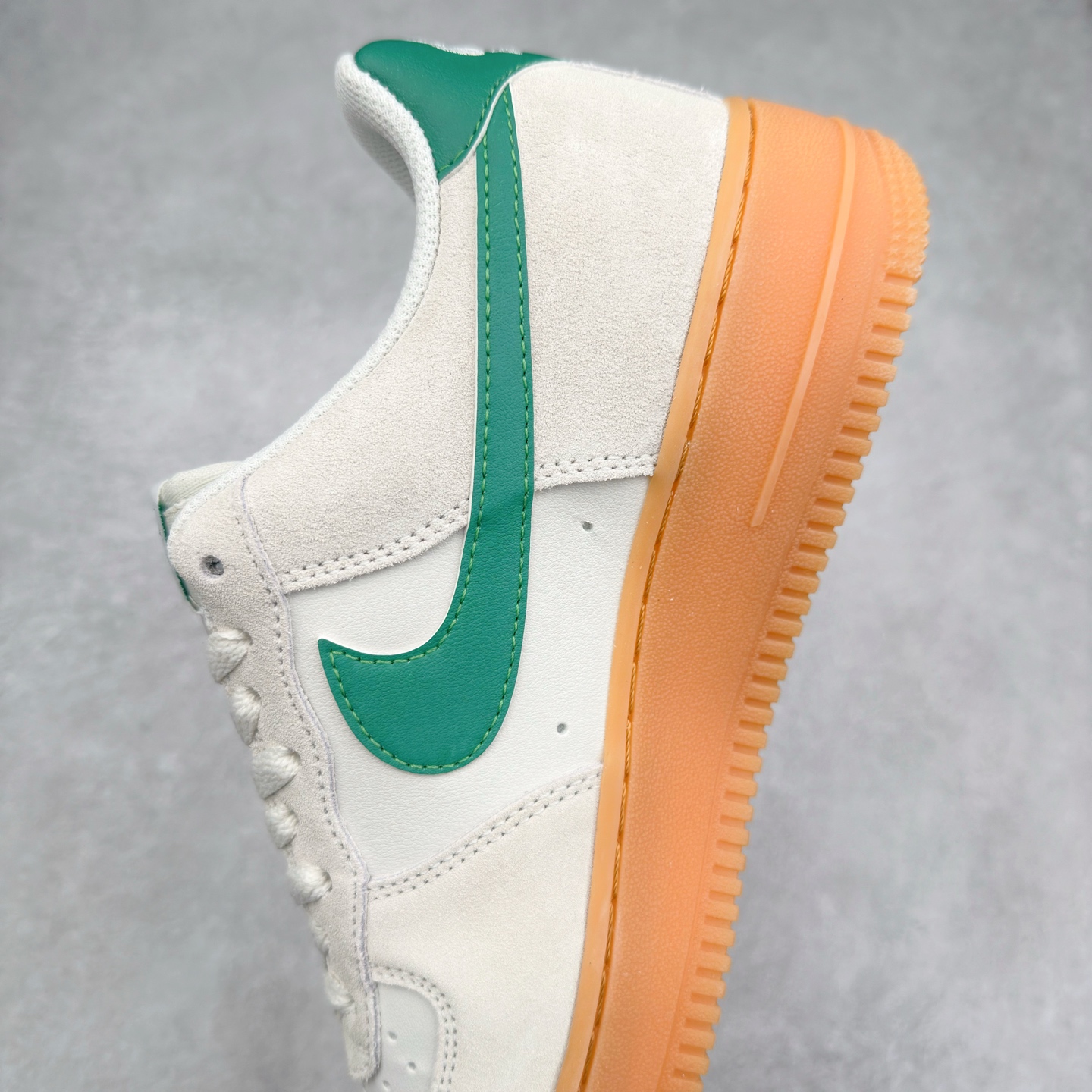 图片[7]-＃XT纯原 NK Air Force 1´07 Low 空军一号低帮百搭休闲运动板鞋 FQ8714-001 顶级批次 2022全新楦头鞋型 鱼鳞大底 历时开发三个月 清洁度完美 二维码鞋标 内置芯片及solo气垫 大底高度及其弧度依照正品 钢印 logo刺绣 鞋口弧度 鞋头长度 鞋面冲孔 鞋垫背胶及钢印 完美鞋型对比正品 每一处都是细节满满 柔软、弹性十足的缓震性能和出色的中底设计 横跨复古与现代的外型结合 造就出风靡全球 三十多年的Force 1 直到今天还深受青睐 实拍调校N版已经零色差零失真 百分百还原实物色彩所见即所得 不存在货不对板色差等低级问题 选购参考实物拍摄 不混卖不参货 只用心做好货严格选品 承诺混一赔十 尺码：36 36.5 37.5 38 38.5 39 40 40.5 41 42 42.5 43 44 44.5 45-选品中心