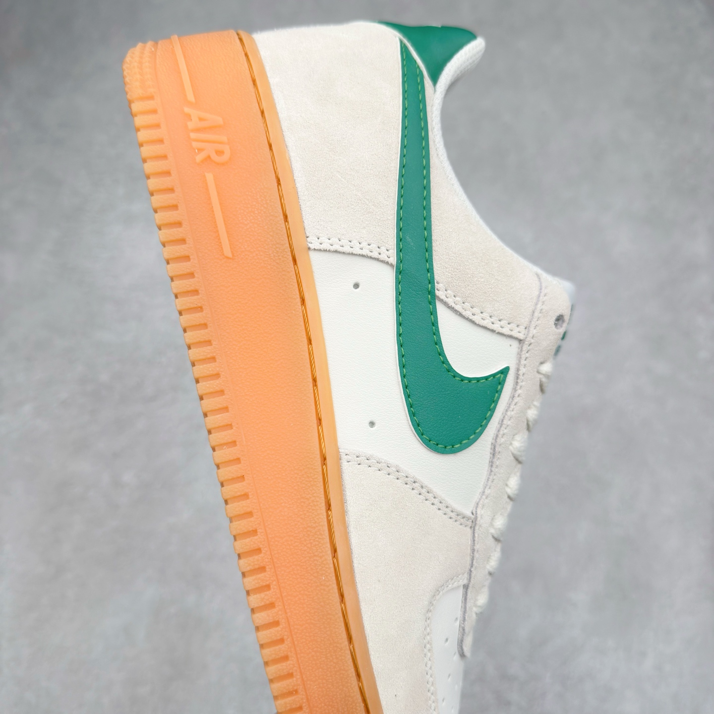 图片[6]-＃XT纯原 NK Air Force 1´07 Low 空军一号低帮百搭休闲运动板鞋 FQ8714-001 顶级批次 2022全新楦头鞋型 鱼鳞大底 历时开发三个月 清洁度完美 二维码鞋标 内置芯片及solo气垫 大底高度及其弧度依照正品 钢印 logo刺绣 鞋口弧度 鞋头长度 鞋面冲孔 鞋垫背胶及钢印 完美鞋型对比正品 每一处都是细节满满 柔软、弹性十足的缓震性能和出色的中底设计 横跨复古与现代的外型结合 造就出风靡全球 三十多年的Force 1 直到今天还深受青睐 实拍调校N版已经零色差零失真 百分百还原实物色彩所见即所得 不存在货不对板色差等低级问题 选购参考实物拍摄 不混卖不参货 只用心做好货严格选品 承诺混一赔十 尺码：36 36.5 37.5 38 38.5 39 40 40.5 41 42 42.5 43 44 44.5 45-选品中心