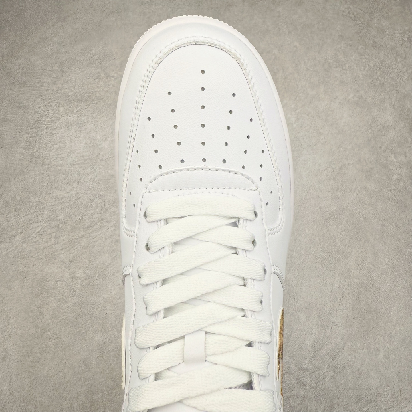 图片[4]-＃XT纯原 NK Air Force 1´07 Low 空军一号低帮百搭休闲运动板鞋 AO1635-100 顶级批次 2022全新楦头鞋型 鱼鳞大底 历时开发三个月 清洁度完美 二维码鞋标 内置芯片及solo气垫 大底高度及其弧度依照正品 钢印 logo刺绣 鞋口弧度 鞋头长度 鞋面冲孔 鞋垫背胶及钢印 完美鞋型对比正品 每一处都是细节满满 柔软、弹性十足的缓震性能和出色的中底设计 横跨复古与现代的外型结合 造就出风靡全球 三十多年的Force 1 直到今天还深受青睐 实拍调校N版已经零色差零失真 百分百还原实物色彩所见即所得 不存在货不对板色差等低级问题 选购参考实物拍摄 不混卖不参货 只用心做好货严格选品 承诺混一赔十 尺码：36 36.5 37.5 38 38.5 39 40 40.5 41 42 42.5 43 44 44.5 45-选品中心