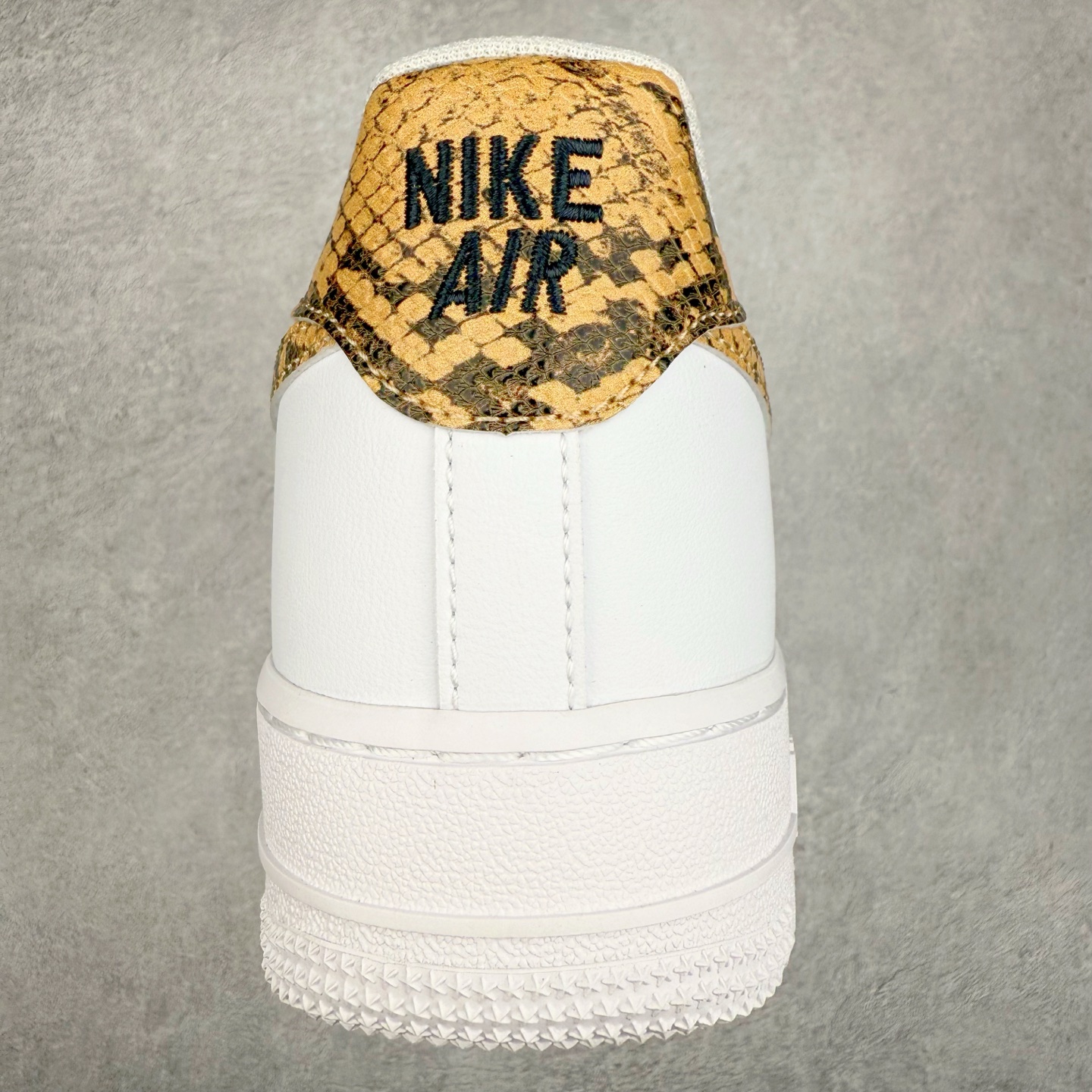 图片[8]-＃XT纯原 NK Air Force 1´07 Low 空军一号低帮百搭休闲运动板鞋 AO1635-100 顶级批次 2022全新楦头鞋型 鱼鳞大底 历时开发三个月 清洁度完美 二维码鞋标 内置芯片及solo气垫 大底高度及其弧度依照正品 钢印 logo刺绣 鞋口弧度 鞋头长度 鞋面冲孔 鞋垫背胶及钢印 完美鞋型对比正品 每一处都是细节满满 柔软、弹性十足的缓震性能和出色的中底设计 横跨复古与现代的外型结合 造就出风靡全球 三十多年的Force 1 直到今天还深受青睐 实拍调校N版已经零色差零失真 百分百还原实物色彩所见即所得 不存在货不对板色差等低级问题 选购参考实物拍摄 不混卖不参货 只用心做好货严格选品 承诺混一赔十 尺码：36 36.5 37.5 38 38.5 39 40 40.5 41 42 42.5 43 44 44.5 45-选品中心