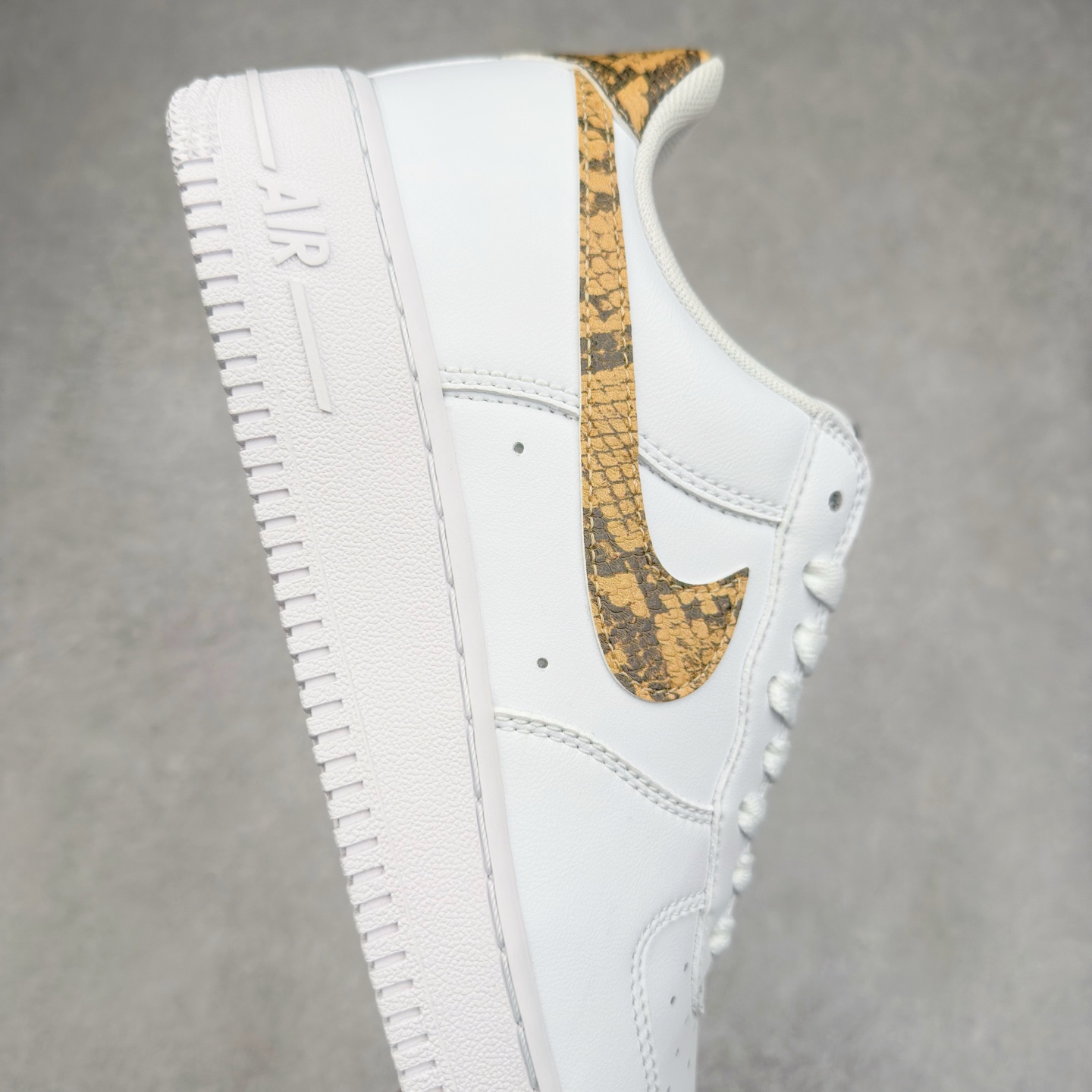 图片[6]-＃XT纯原 NK Air Force 1´07 Low 空军一号低帮百搭休闲运动板鞋 AO1635-100 顶级批次 2022全新楦头鞋型 鱼鳞大底 历时开发三个月 清洁度完美 二维码鞋标 内置芯片及solo气垫 大底高度及其弧度依照正品 钢印 logo刺绣 鞋口弧度 鞋头长度 鞋面冲孔 鞋垫背胶及钢印 完美鞋型对比正品 每一处都是细节满满 柔软、弹性十足的缓震性能和出色的中底设计 横跨复古与现代的外型结合 造就出风靡全球 三十多年的Force 1 直到今天还深受青睐 实拍调校N版已经零色差零失真 百分百还原实物色彩所见即所得 不存在货不对板色差等低级问题 选购参考实物拍摄 不混卖不参货 只用心做好货严格选品 承诺混一赔十 尺码：36 36.5 37.5 38 38.5 39 40 40.5 41 42 42.5 43 44 44.5 45-选品中心