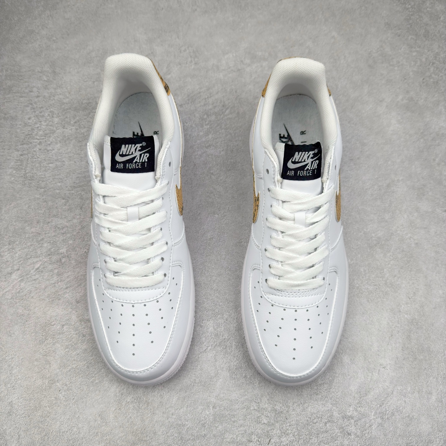 图片[2]-＃XT纯原 NK Air Force 1´07 Low 空军一号低帮百搭休闲运动板鞋 AO1635-100 顶级批次 2022全新楦头鞋型 鱼鳞大底 历时开发三个月 清洁度完美 二维码鞋标 内置芯片及solo气垫 大底高度及其弧度依照正品 钢印 logo刺绣 鞋口弧度 鞋头长度 鞋面冲孔 鞋垫背胶及钢印 完美鞋型对比正品 每一处都是细节满满 柔软、弹性十足的缓震性能和出色的中底设计 横跨复古与现代的外型结合 造就出风靡全球 三十多年的Force 1 直到今天还深受青睐 实拍调校N版已经零色差零失真 百分百还原实物色彩所见即所得 不存在货不对板色差等低级问题 选购参考实物拍摄 不混卖不参货 只用心做好货严格选品 承诺混一赔十 尺码：36 36.5 37.5 38 38.5 39 40 40.5 41 42 42.5 43 44 44.5 45-选品中心