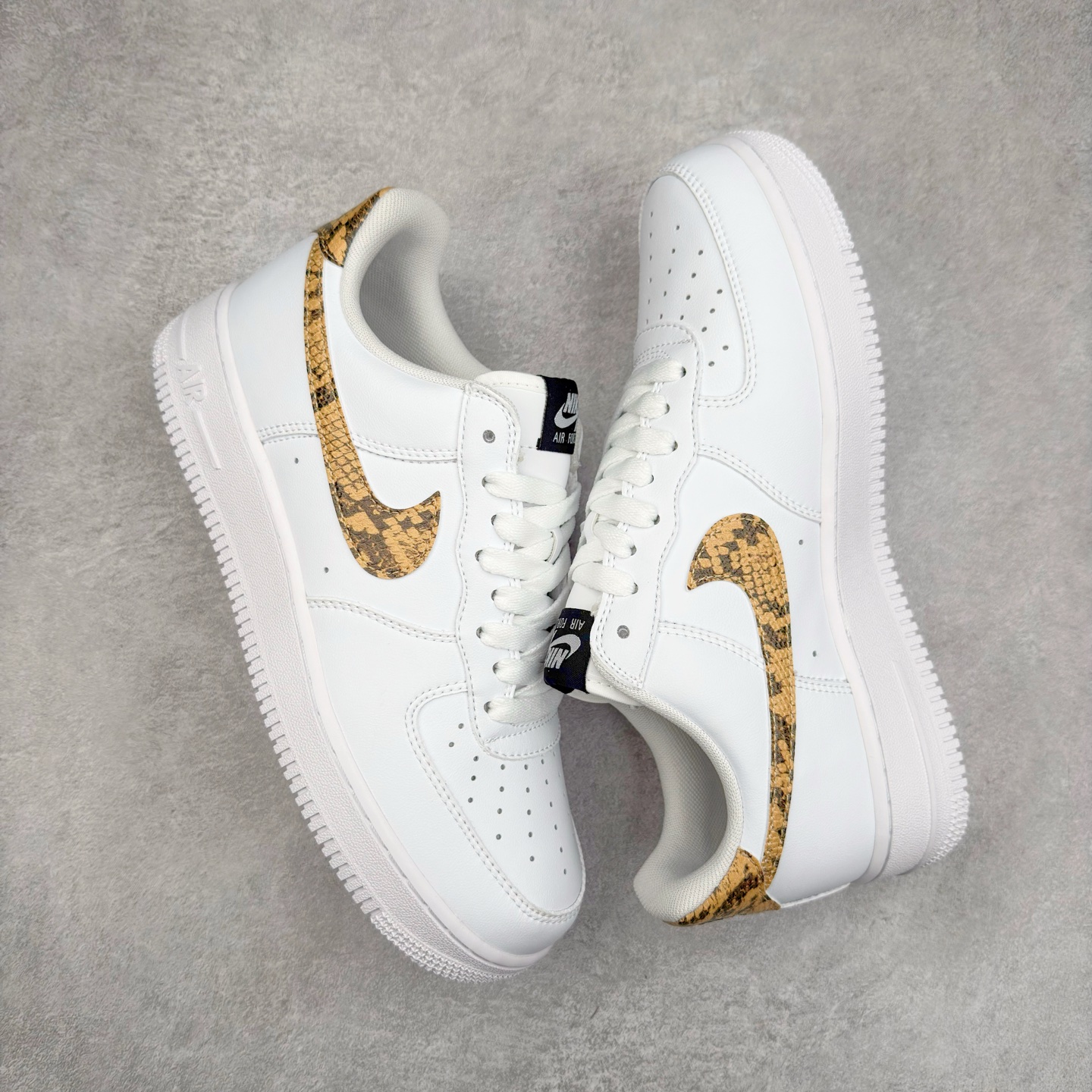 图片[3]-＃XT纯原 NK Air Force 1´07 Low 空军一号低帮百搭休闲运动板鞋 AO1635-100 顶级批次 2022全新楦头鞋型 鱼鳞大底 历时开发三个月 清洁度完美 二维码鞋标 内置芯片及solo气垫 大底高度及其弧度依照正品 钢印 logo刺绣 鞋口弧度 鞋头长度 鞋面冲孔 鞋垫背胶及钢印 完美鞋型对比正品 每一处都是细节满满 柔软、弹性十足的缓震性能和出色的中底设计 横跨复古与现代的外型结合 造就出风靡全球 三十多年的Force 1 直到今天还深受青睐 实拍调校N版已经零色差零失真 百分百还原实物色彩所见即所得 不存在货不对板色差等低级问题 选购参考实物拍摄 不混卖不参货 只用心做好货严格选品 承诺混一赔十 尺码：36 36.5 37.5 38 38.5 39 40 40.5 41 42 42.5 43 44 44.5 45-选品中心