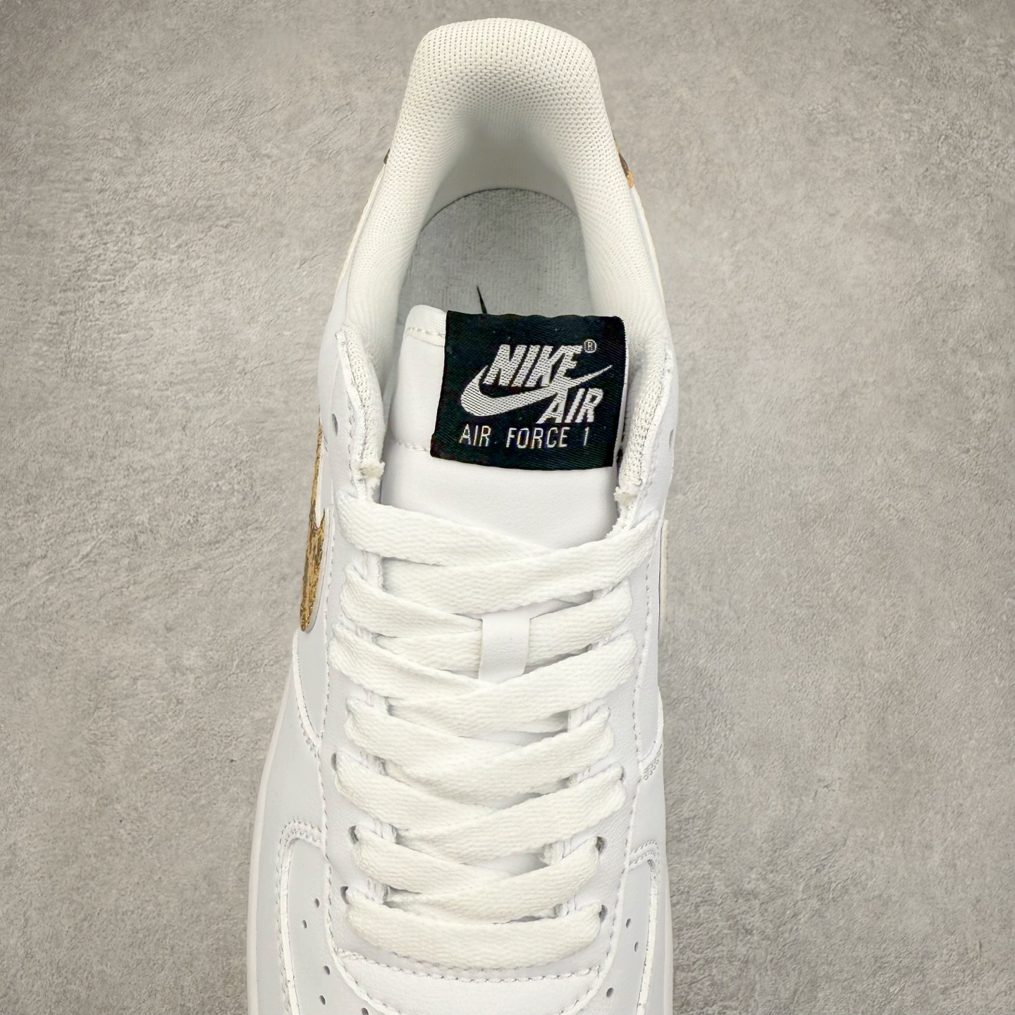 图片[5]-＃XT纯原 NK Air Force 1´07 Low 空军一号低帮百搭休闲运动板鞋 AO1635-100 顶级批次 2022全新楦头鞋型 鱼鳞大底 历时开发三个月 清洁度完美 二维码鞋标 内置芯片及solo气垫 大底高度及其弧度依照正品 钢印 logo刺绣 鞋口弧度 鞋头长度 鞋面冲孔 鞋垫背胶及钢印 完美鞋型对比正品 每一处都是细节满满 柔软、弹性十足的缓震性能和出色的中底设计 横跨复古与现代的外型结合 造就出风靡全球 三十多年的Force 1 直到今天还深受青睐 实拍调校N版已经零色差零失真 百分百还原实物色彩所见即所得 不存在货不对板色差等低级问题 选购参考实物拍摄 不混卖不参货 只用心做好货严格选品 承诺混一赔十 尺码：36 36.5 37.5 38 38.5 39 40 40.5 41 42 42.5 43 44 44.5 45-选品中心