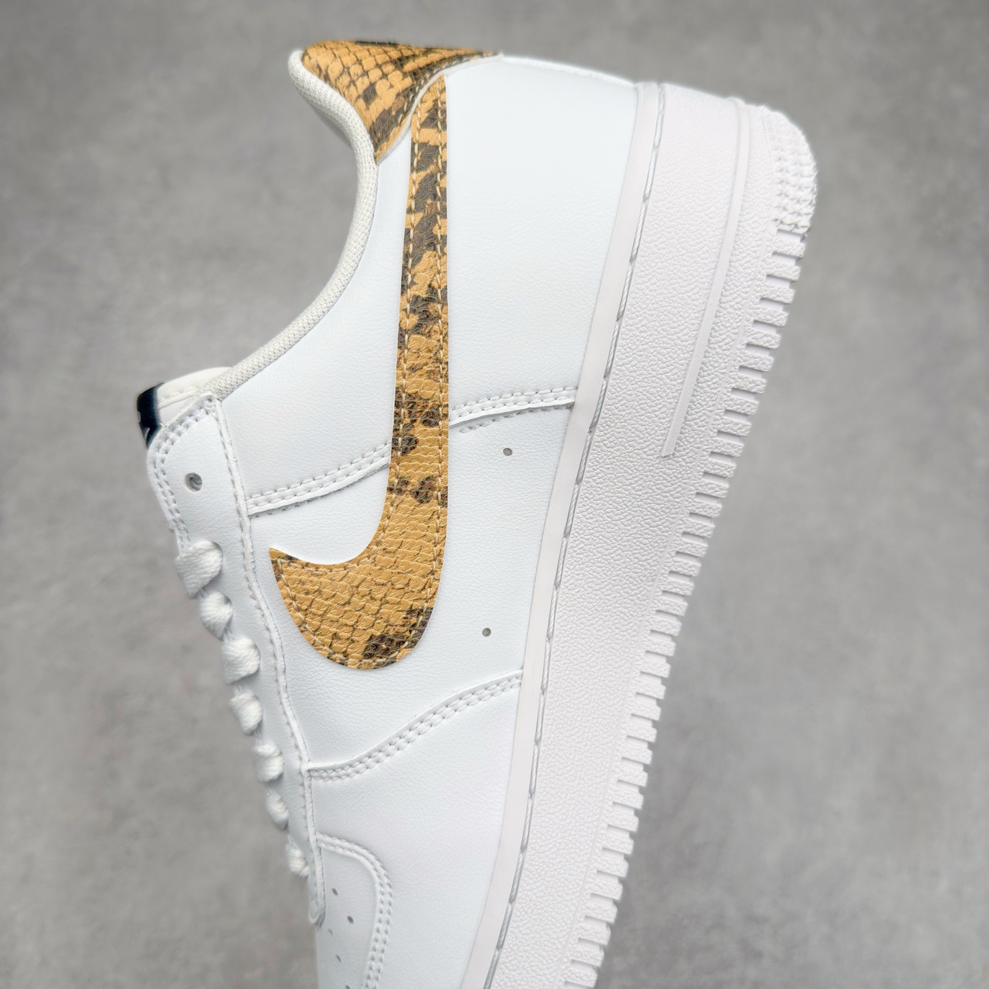 图片[7]-＃XT纯原 NK Air Force 1´07 Low 空军一号低帮百搭休闲运动板鞋 AO1635-100 顶级批次 2022全新楦头鞋型 鱼鳞大底 历时开发三个月 清洁度完美 二维码鞋标 内置芯片及solo气垫 大底高度及其弧度依照正品 钢印 logo刺绣 鞋口弧度 鞋头长度 鞋面冲孔 鞋垫背胶及钢印 完美鞋型对比正品 每一处都是细节满满 柔软、弹性十足的缓震性能和出色的中底设计 横跨复古与现代的外型结合 造就出风靡全球 三十多年的Force 1 直到今天还深受青睐 实拍调校N版已经零色差零失真 百分百还原实物色彩所见即所得 不存在货不对板色差等低级问题 选购参考实物拍摄 不混卖不参货 只用心做好货严格选品 承诺混一赔十 尺码：36 36.5 37.5 38 38.5 39 40 40.5 41 42 42.5 43 44 44.5 45-选品中心