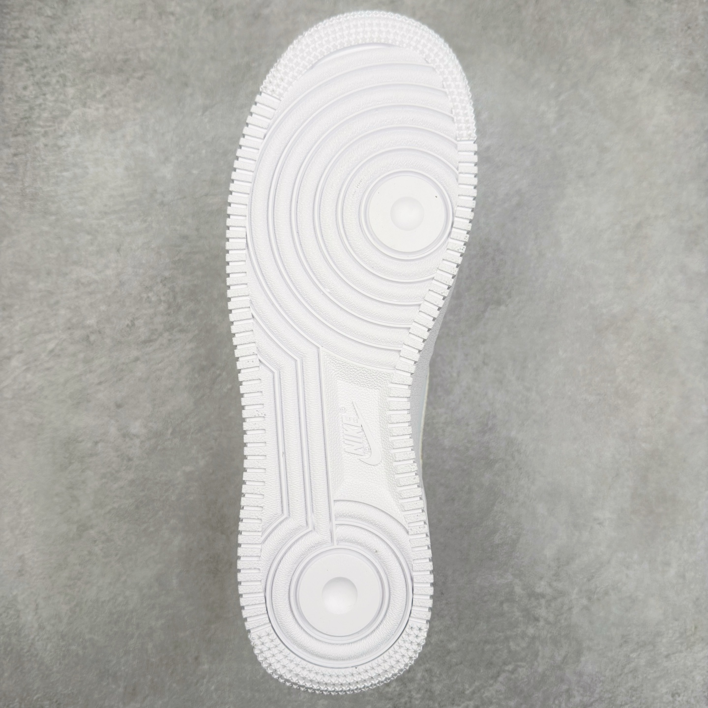 图片[9]-＃XT纯原 NK Air Force 1´07 Low 空军一号低帮百搭休闲运动板鞋 AO1635-100 顶级批次 2022全新楦头鞋型 鱼鳞大底 历时开发三个月 清洁度完美 二维码鞋标 内置芯片及solo气垫 大底高度及其弧度依照正品 钢印 logo刺绣 鞋口弧度 鞋头长度 鞋面冲孔 鞋垫背胶及钢印 完美鞋型对比正品 每一处都是细节满满 柔软、弹性十足的缓震性能和出色的中底设计 横跨复古与现代的外型结合 造就出风靡全球 三十多年的Force 1 直到今天还深受青睐 实拍调校N版已经零色差零失真 百分百还原实物色彩所见即所得 不存在货不对板色差等低级问题 选购参考实物拍摄 不混卖不参货 只用心做好货严格选品 承诺混一赔十 尺码：36 36.5 37.5 38 38.5 39 40 40.5 41 42 42.5 43 44 44.5 45-选品中心