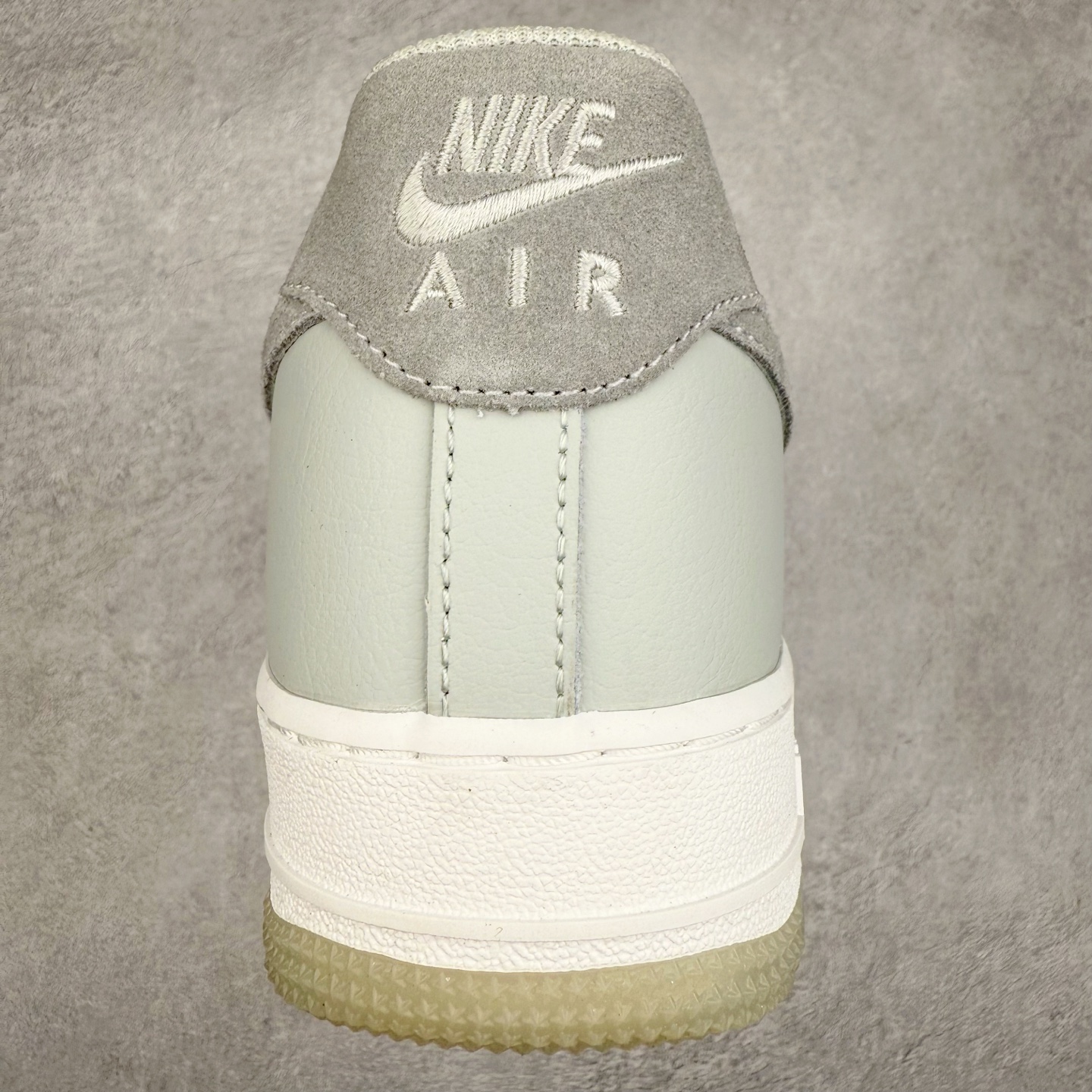 图片[8]-＃XT纯原 NK Air Force 1´07 Low 空军一号低帮百搭休闲运动板鞋 FJ4170-003 顶级批次 2022全新楦头鞋型 鱼鳞大底 历时开发三个月 清洁度完美 二维码鞋标 内置芯片及solo气垫 大底高度及其弧度依照正品 钢印 logo刺绣 鞋口弧度 鞋头长度 鞋面冲孔 鞋垫背胶及钢印 完美鞋型对比正品 每一处都是细节满满 柔软、弹性十足的缓震性能和出色的中底设计 横跨复古与现代的外型结合 造就出风靡全球 三十多年的Force 1 直到今天还深受青睐 实拍调校N版已经零色差零失真 百分百还原实物色彩所见即所得 不存在货不对板色差等低级问题 选购参考实物拍摄 不混卖不参货 只用心做好货严格选品 承诺混一赔十 尺码：36 36.5 37.5 38 38.5 39 40 40.5 41 42 42.5 43 44 44.5 45-选品中心