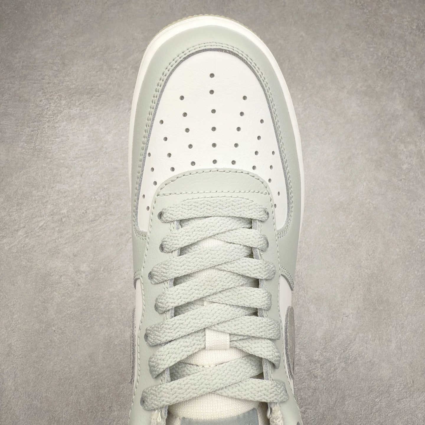 图片[4]-＃XT纯原 NK Air Force 1´07 Low 空军一号低帮百搭休闲运动板鞋 FJ4170-003 顶级批次 2022全新楦头鞋型 鱼鳞大底 历时开发三个月 清洁度完美 二维码鞋标 内置芯片及solo气垫 大底高度及其弧度依照正品 钢印 logo刺绣 鞋口弧度 鞋头长度 鞋面冲孔 鞋垫背胶及钢印 完美鞋型对比正品 每一处都是细节满满 柔软、弹性十足的缓震性能和出色的中底设计 横跨复古与现代的外型结合 造就出风靡全球 三十多年的Force 1 直到今天还深受青睐 实拍调校N版已经零色差零失真 百分百还原实物色彩所见即所得 不存在货不对板色差等低级问题 选购参考实物拍摄 不混卖不参货 只用心做好货严格选品 承诺混一赔十 尺码：36 36.5 37.5 38 38.5 39 40 40.5 41 42 42.5 43 44 44.5 45-选品中心