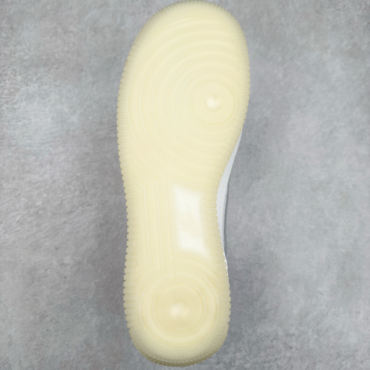 图片[9]-＃XT纯原 NK Air Force 1´07 Low 空军一号低帮百搭休闲运动板鞋 FJ4170-003 顶级批次 2022全新楦头鞋型 鱼鳞大底 历时开发三个月 清洁度完美 二维码鞋标 内置芯片及solo气垫 大底高度及其弧度依照正品 钢印 logo刺绣 鞋口弧度 鞋头长度 鞋面冲孔 鞋垫背胶及钢印 完美鞋型对比正品 每一处都是细节满满 柔软、弹性十足的缓震性能和出色的中底设计 横跨复古与现代的外型结合 造就出风靡全球 三十多年的Force 1 直到今天还深受青睐 实拍调校N版已经零色差零失真 百分百还原实物色彩所见即所得 不存在货不对板色差等低级问题 选购参考实物拍摄 不混卖不参货 只用心做好货严格选品 承诺混一赔十 尺码：36 36.5 37.5 38 38.5 39 40 40.5 41 42 42.5 43 44 44.5 45-选品中心